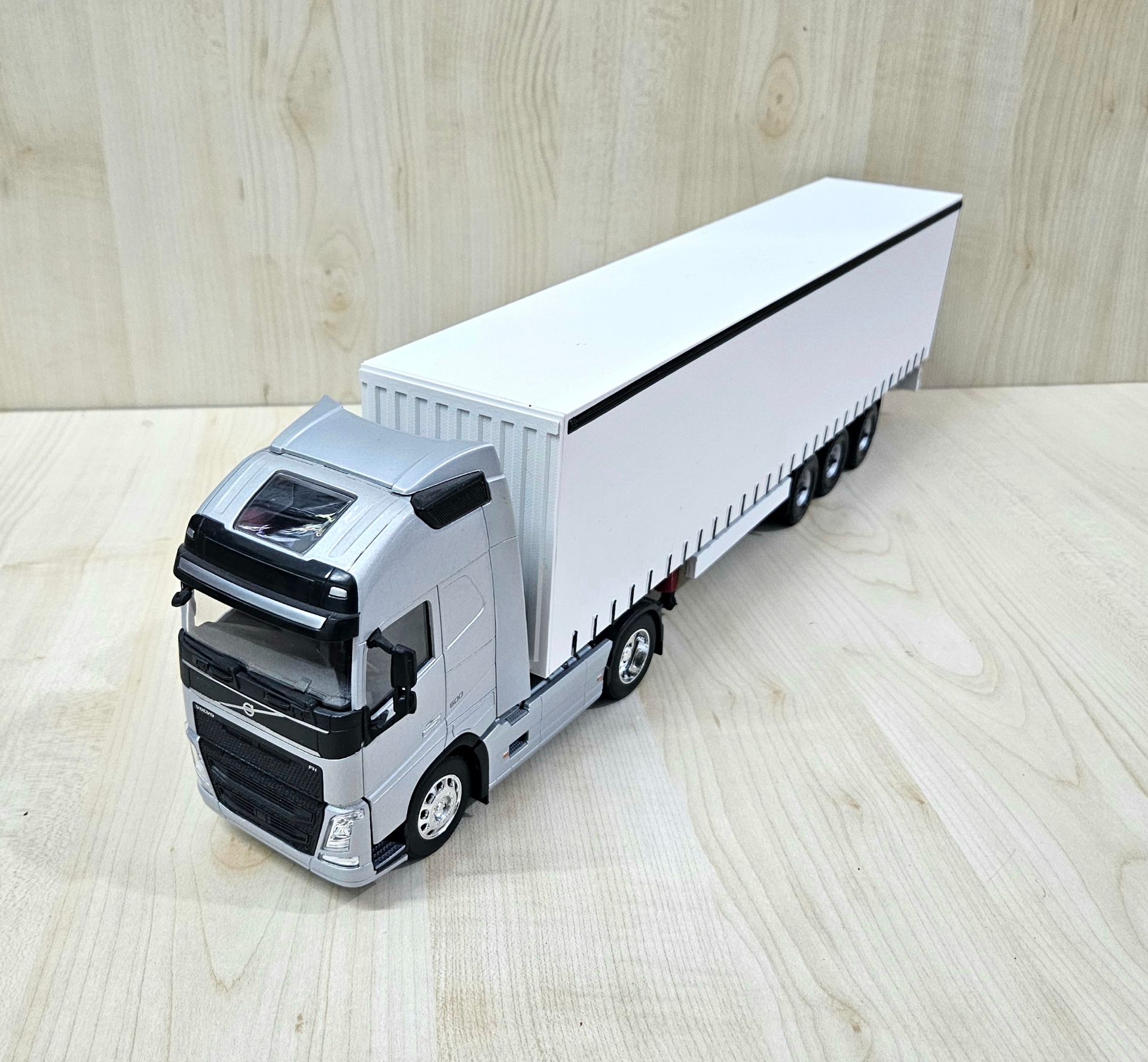 1/32 WELLY GRİ VOLVO FH4 TENTE DORSELİ TIR MAKETİ