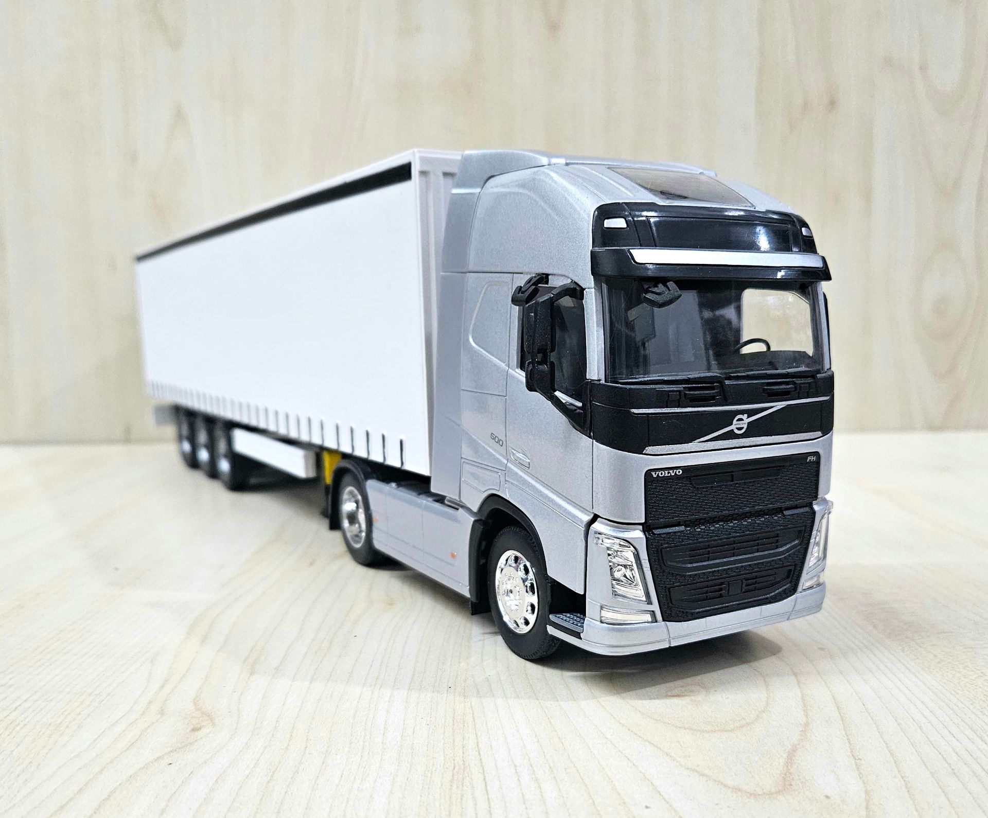 1/32 WELLY GRİ VOLVO FH4 TENTE DORSELİ TIR MAKETİ