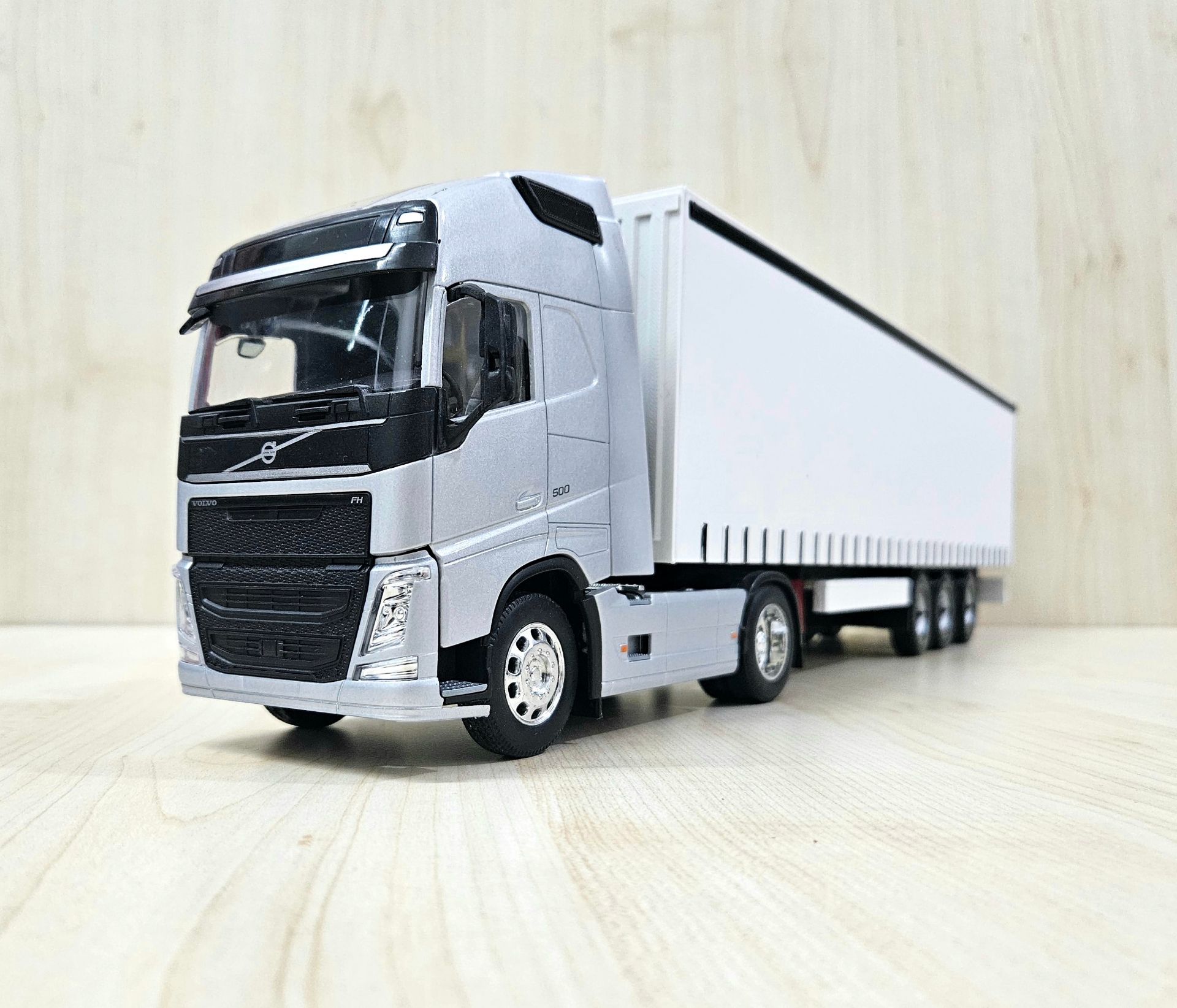 1/32 WELLY GRİ VOLVO FH4 TENTE DORSELİ TIR MAKETİ