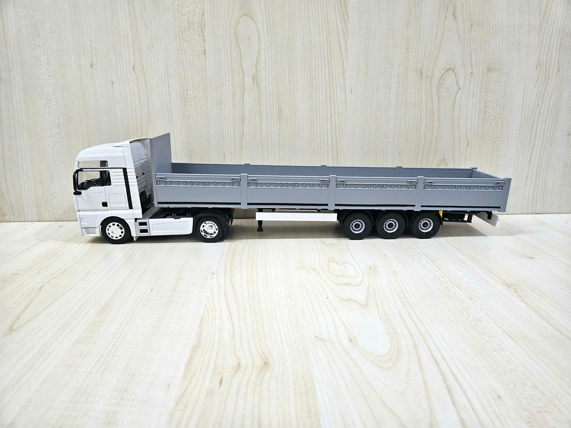 1/32 WELLY MAN TGX GRİ SAL DORSELİ TIR MAKETİ