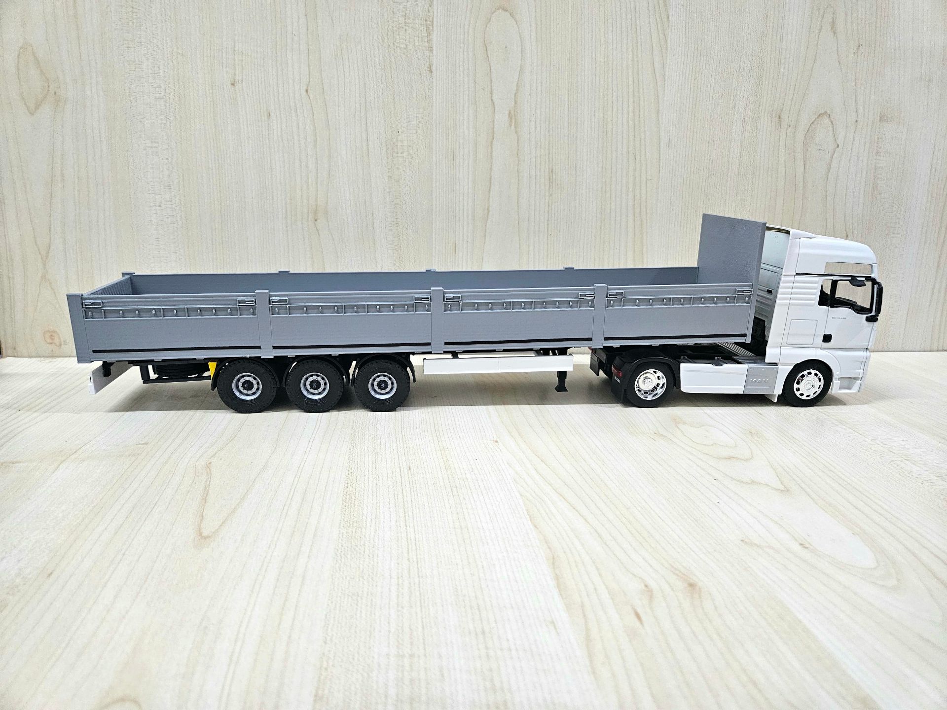 1/32 WELLY MAN TGX GRİ SAL DORSELİ TIR MAKETİ