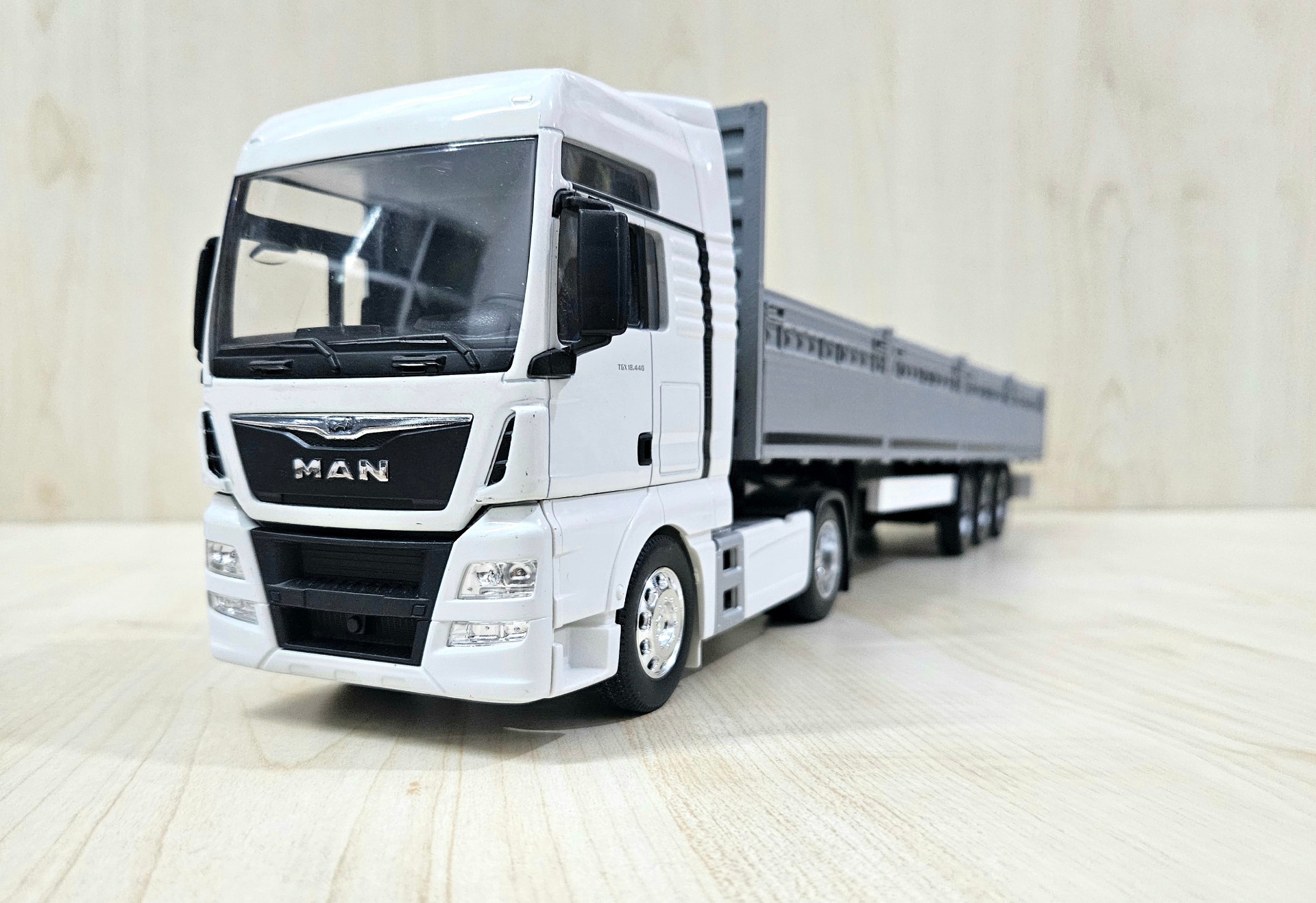 1/32 WELLY MAN TGX GRİ SAL DORSELİ TIR MAKETİ