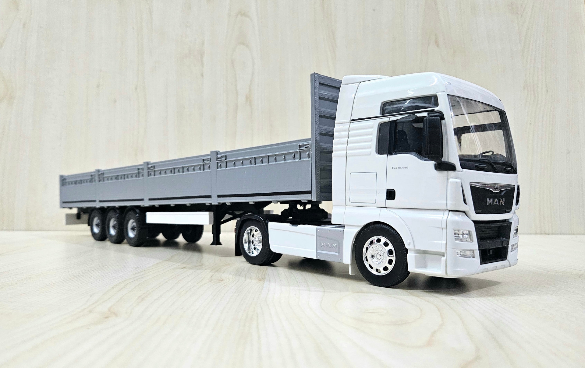1/32 WELLY MAN TGX GRİ SAL DORSELİ TIR MAKETİ