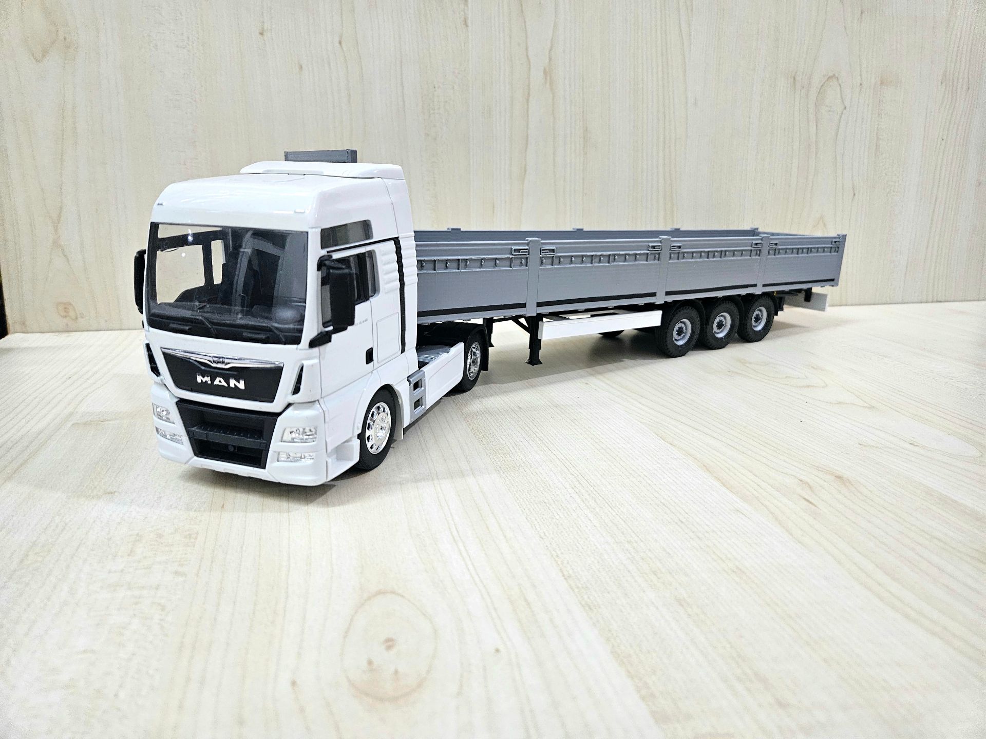 1/32 WELLY MAN TGX GRİ SAL DORSELİ TIR MAKETİ