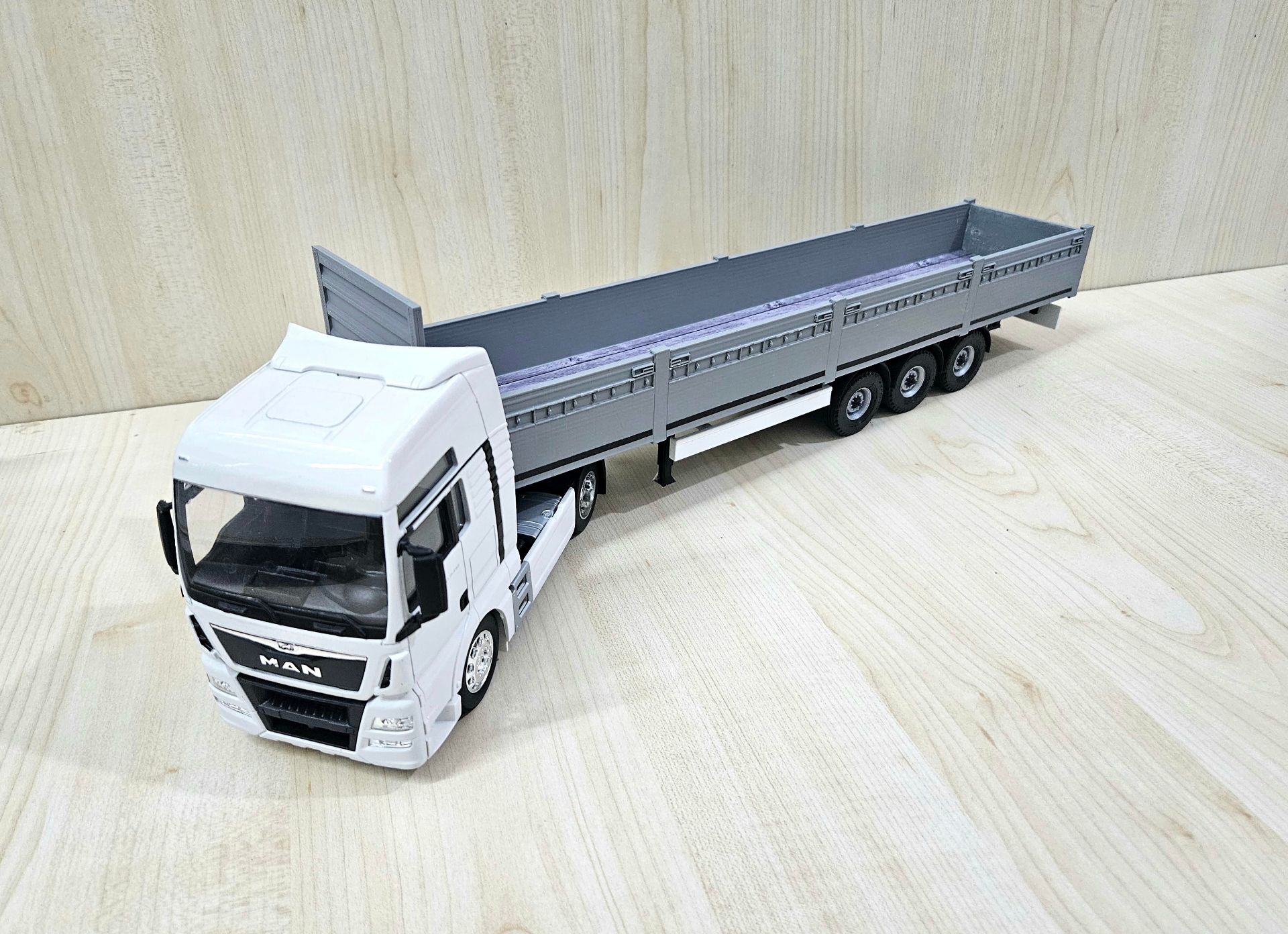 1/32 WELLY MAN TGX GRİ SAL DORSELİ TIR MAKETİ