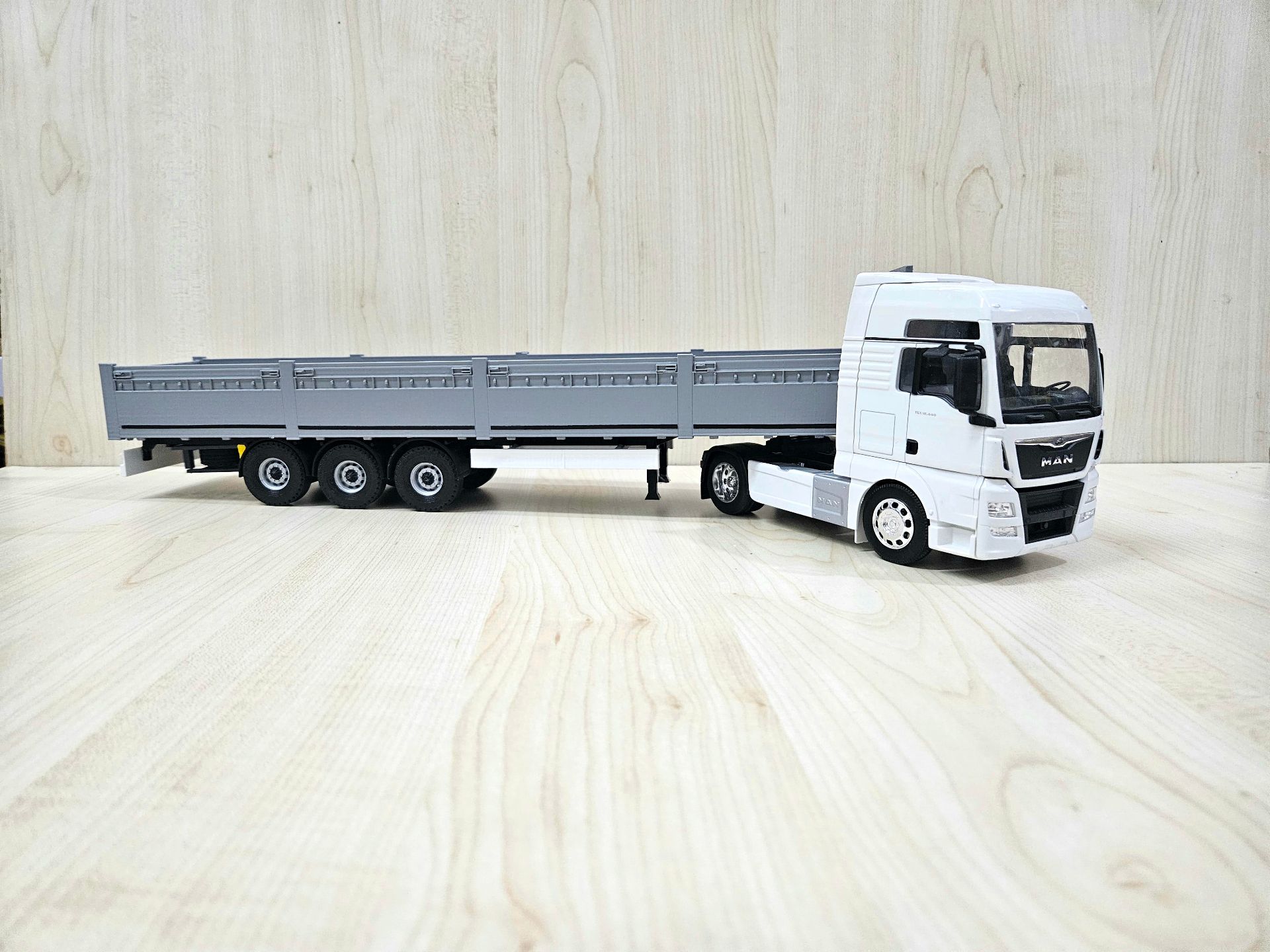 1/32 WELLY MAN TGX GRİ SAL DORSELİ TIR MAKETİ