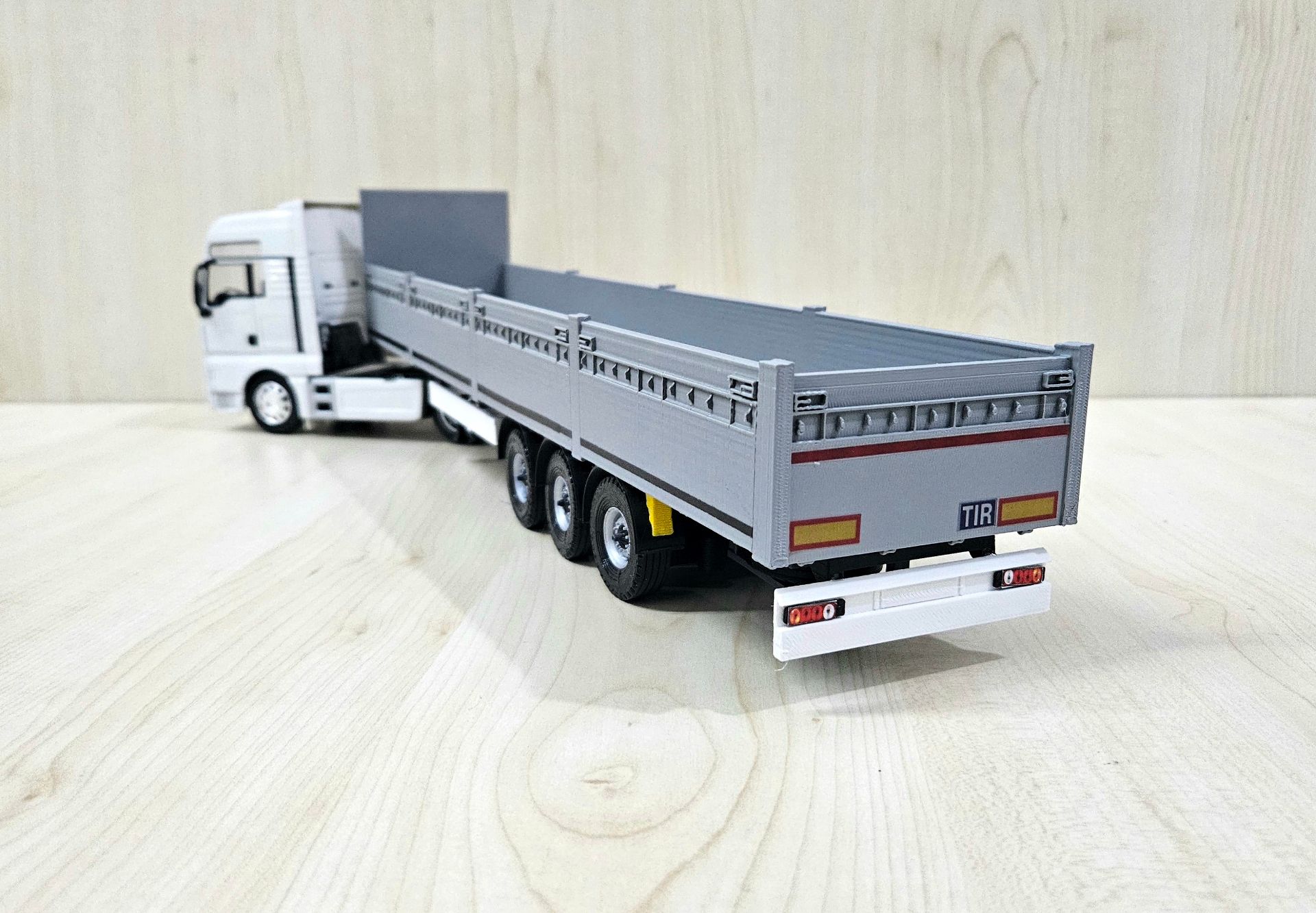 1/32 WELLY MAN TGX GRİ SAL DORSELİ TIR MAKETİ