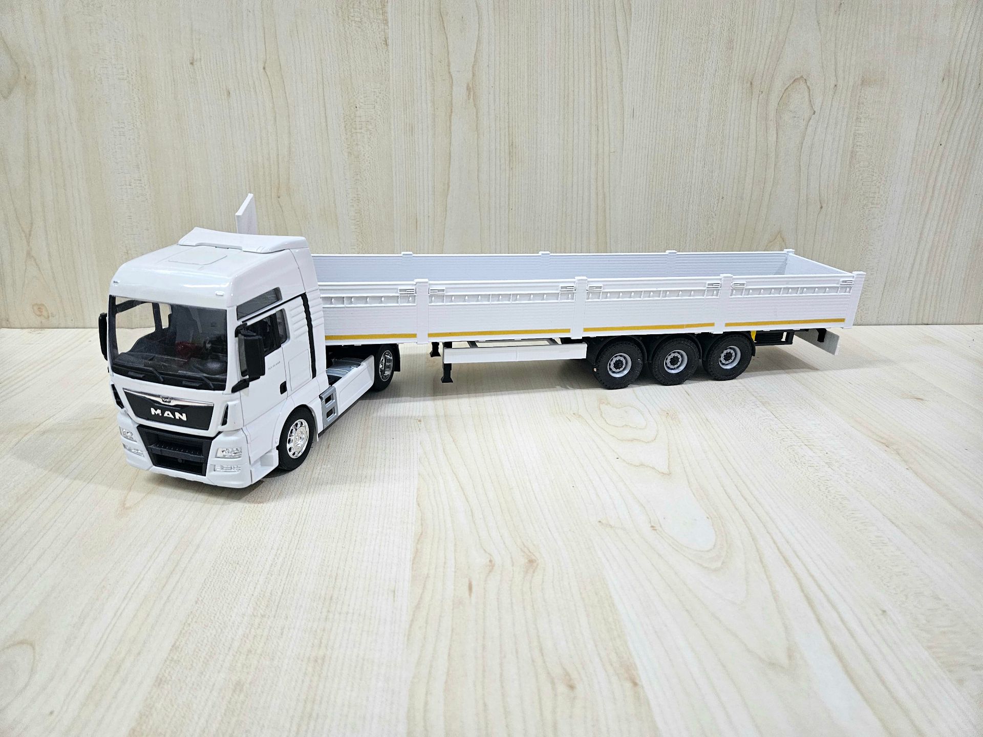 1/32 WELLY MAN TGX SAL DORSELİ TIR MAKETİ