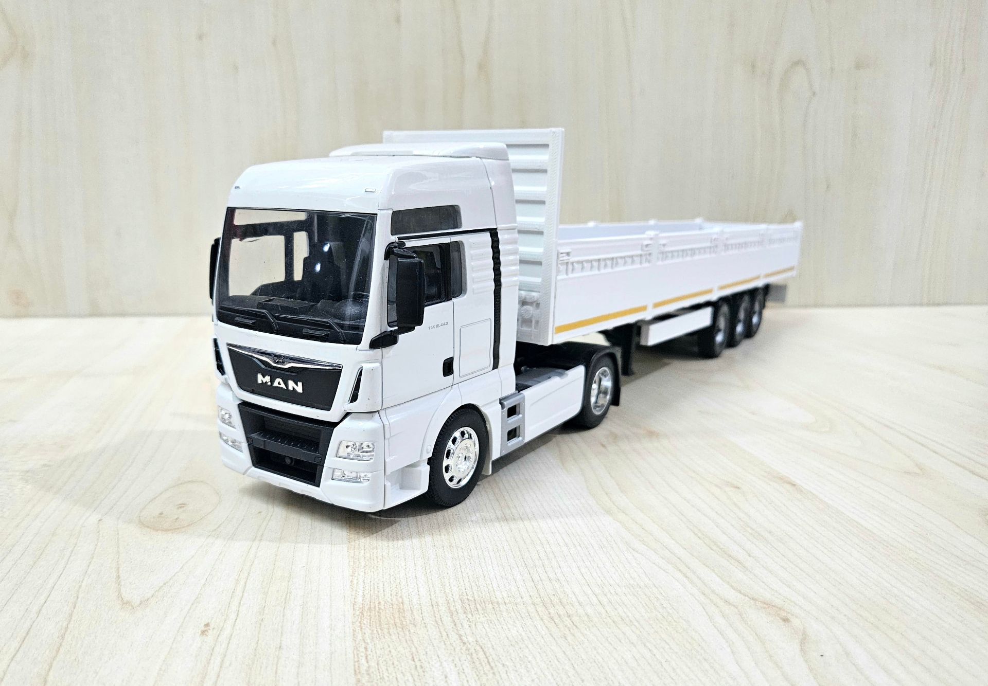 1/32 WELLY MAN TGX SAL DORSELİ TIR MAKETİ
