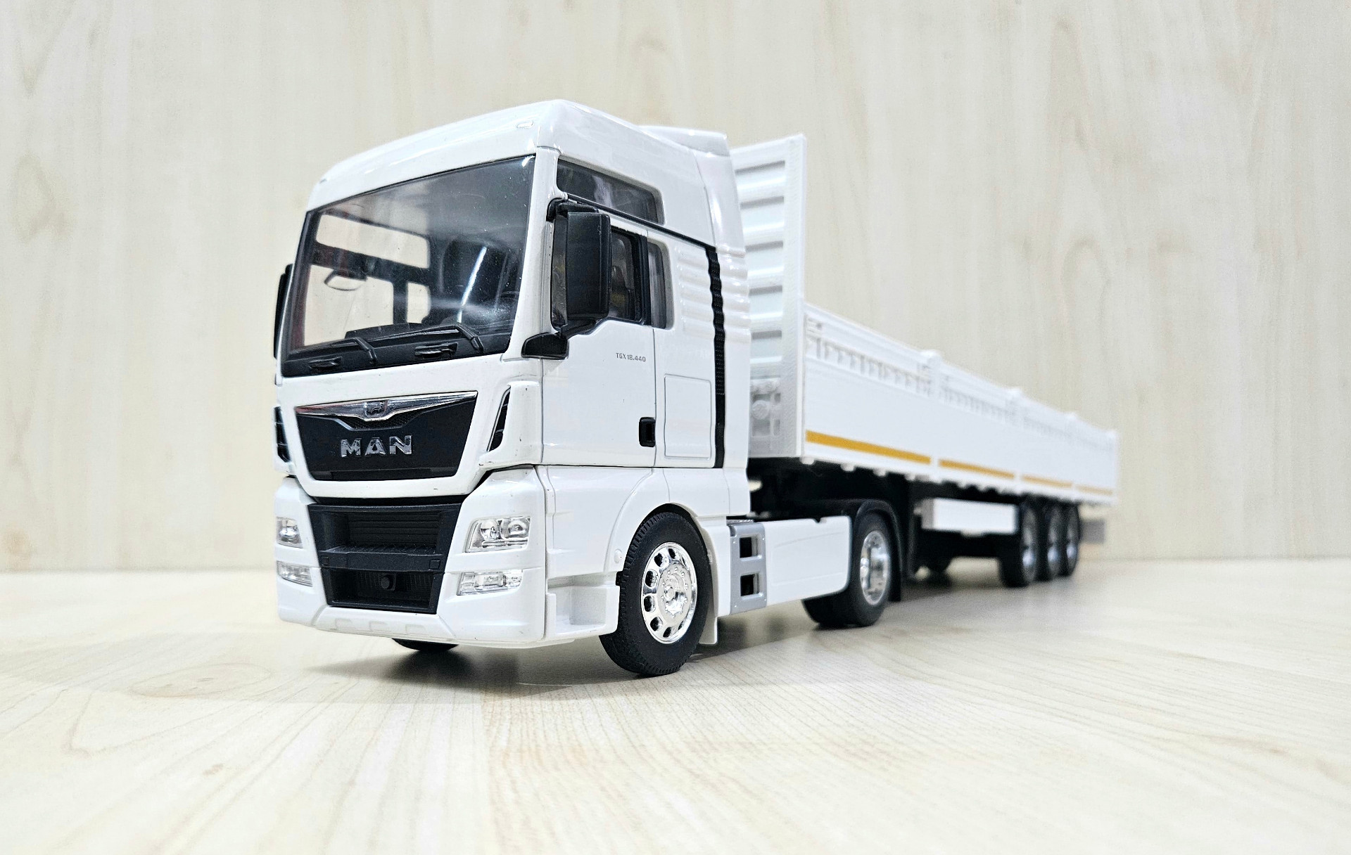 1/32 WELLY MAN TGX SAL DORSELİ TIR MAKETİ
