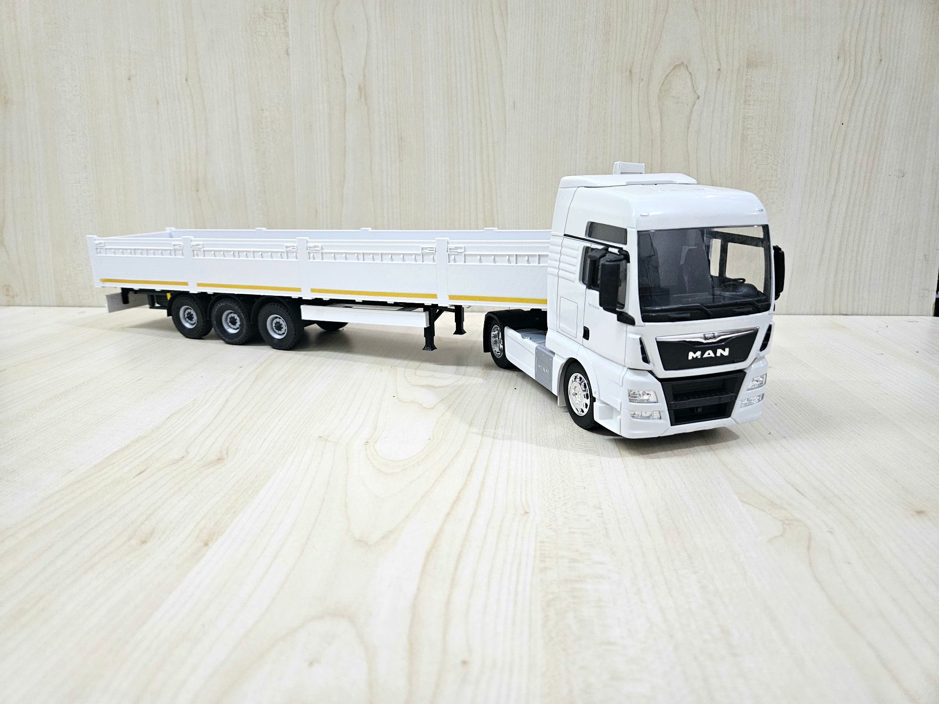 1/32 WELLY MAN TGX SAL DORSELİ TIR MAKETİ