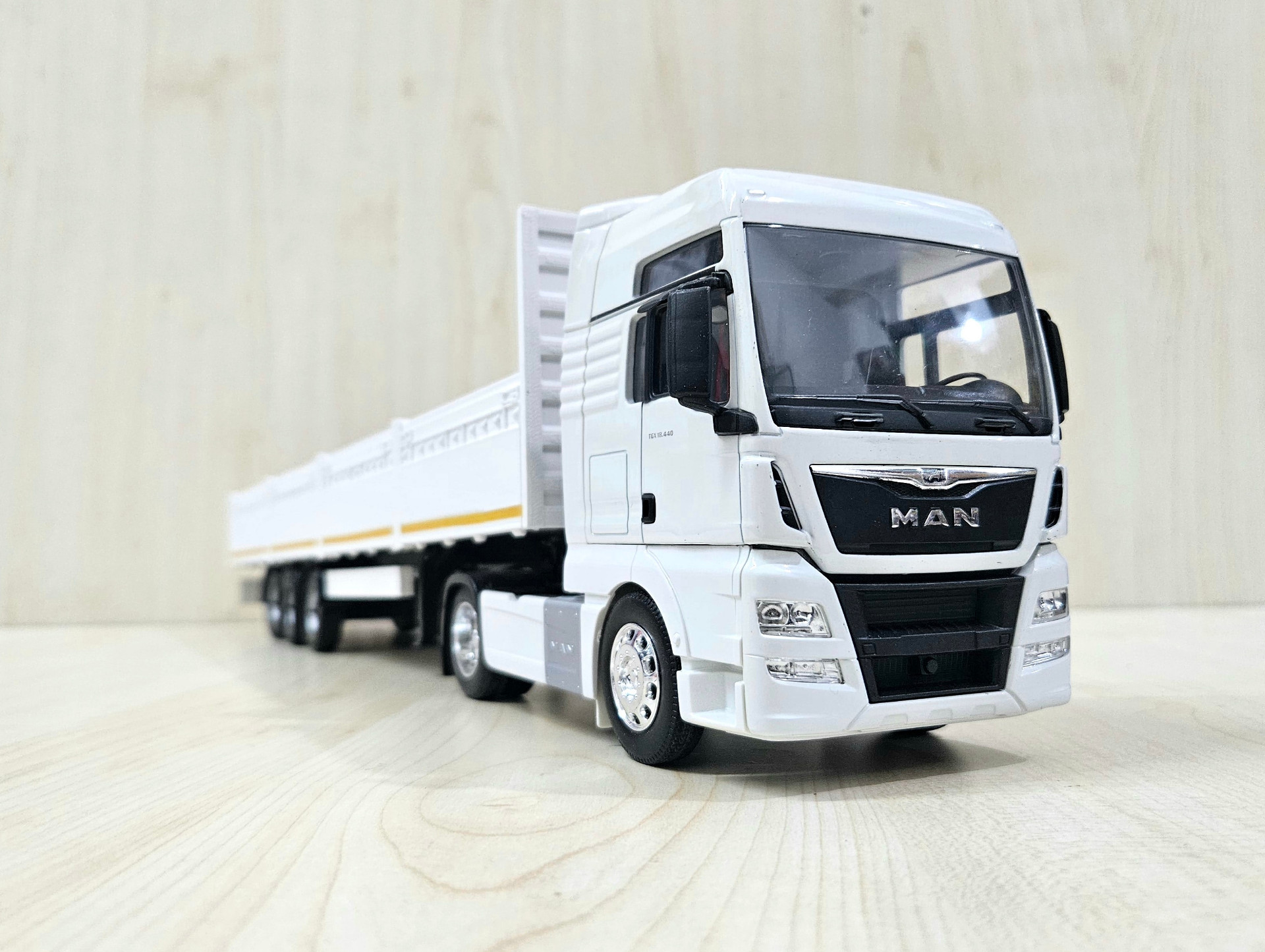 1/32 WELLY MAN TGX SAL DORSELİ TIR MAKETİ