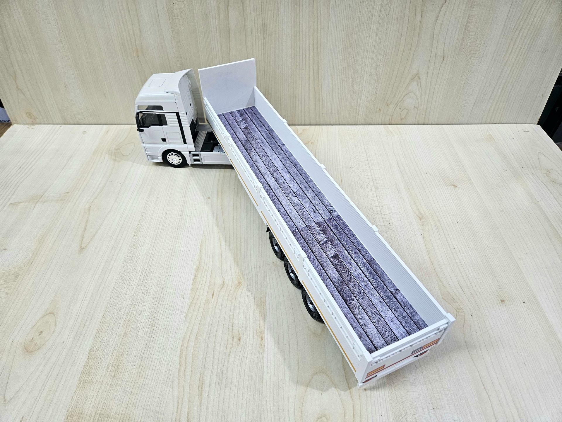1/32 WELLY MAN TGX SAL DORSELİ TIR MAKETİ