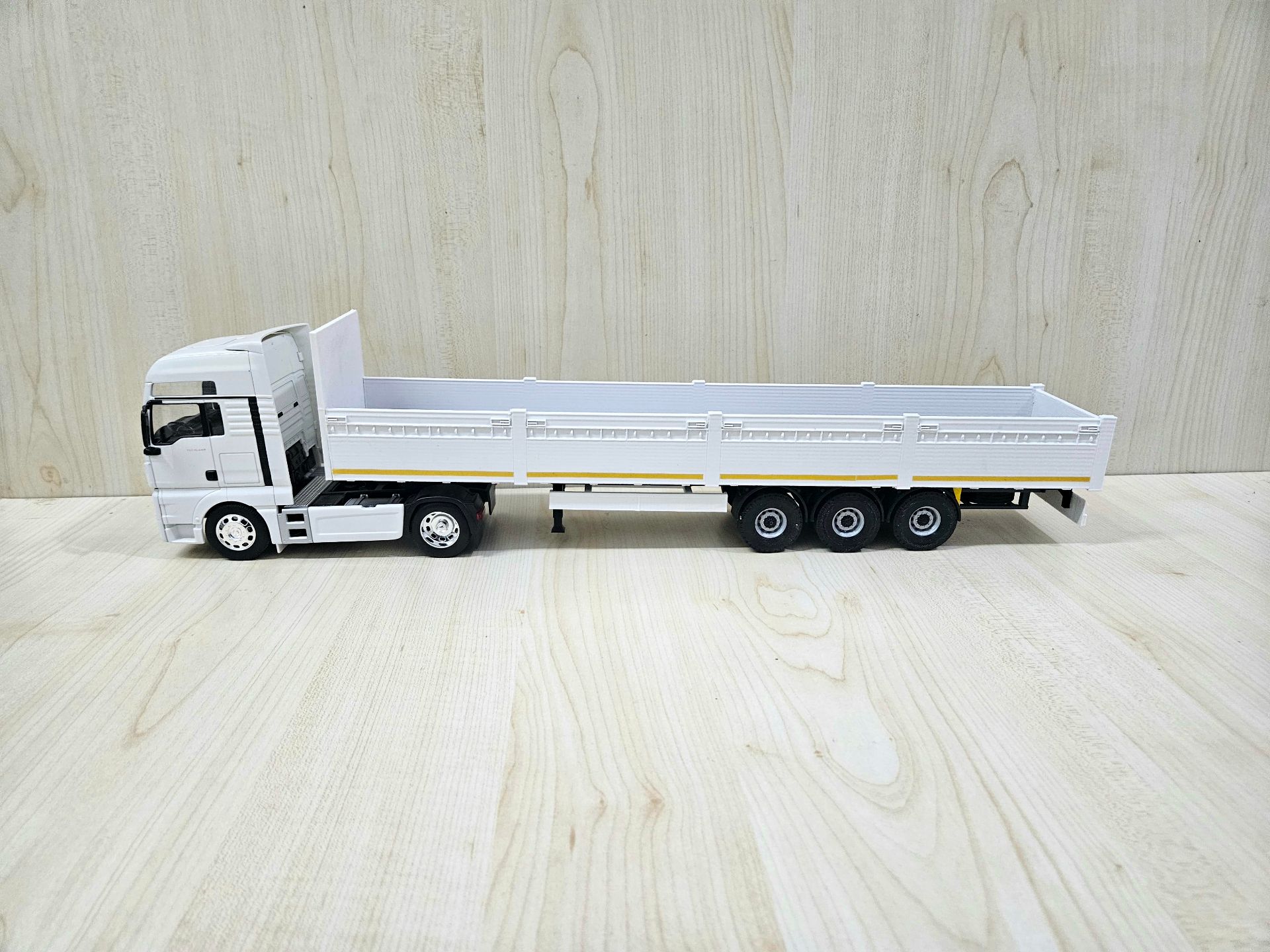 1/32 WELLY MAN TGX SAL DORSELİ TIR MAKETİ