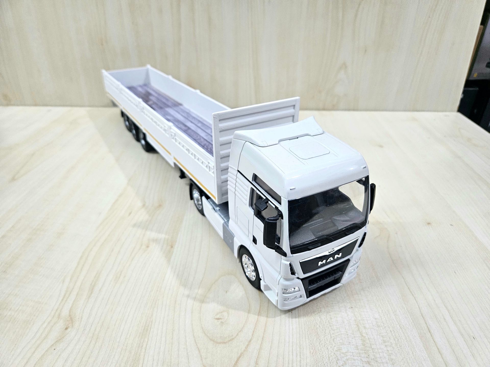 1/32 WELLY MAN TGX SAL DORSELİ TIR MAKETİ