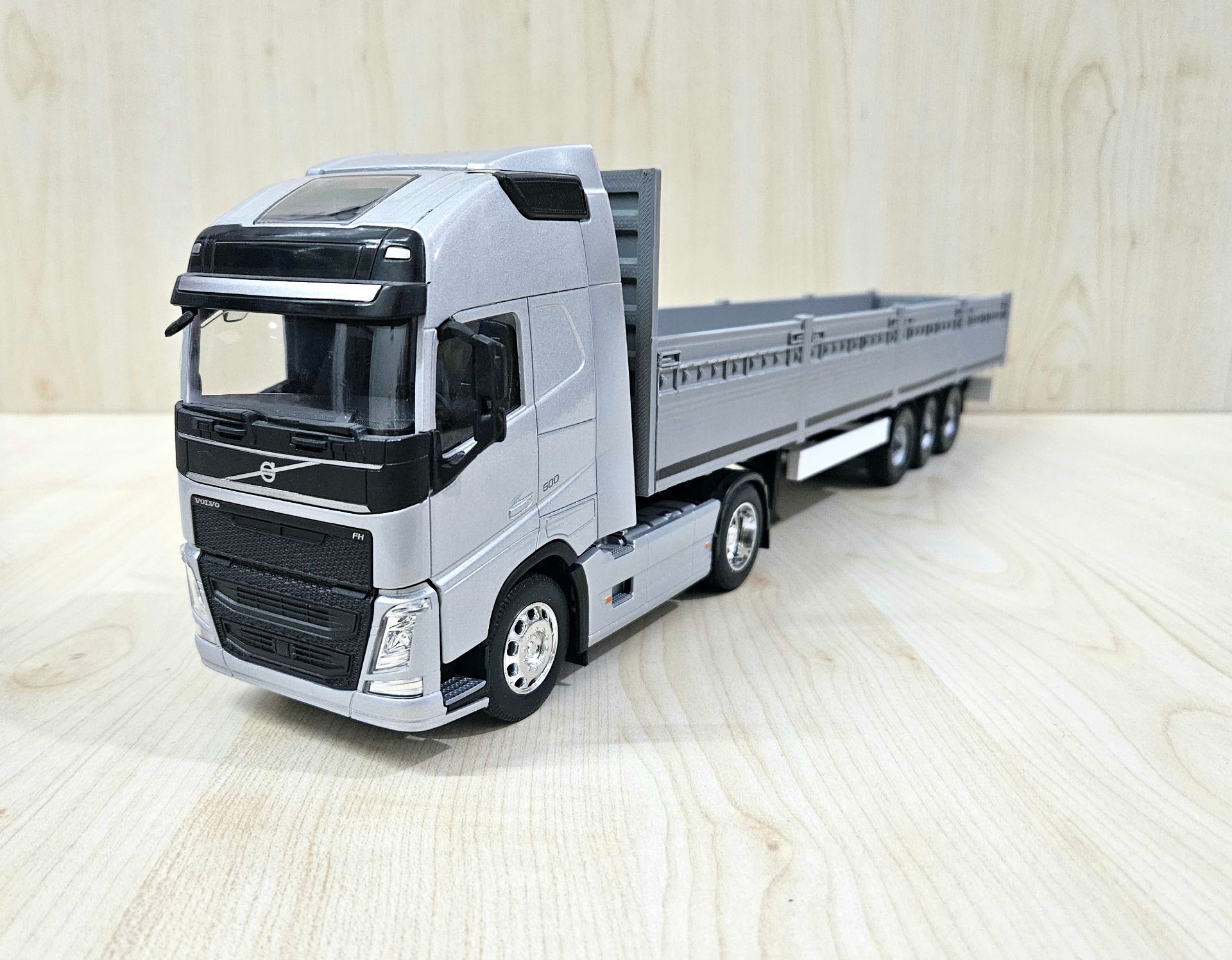 1/32 WELLY GRİ VOLVO FH4 GRİ SAL DORSELİ TIR MAKETİ