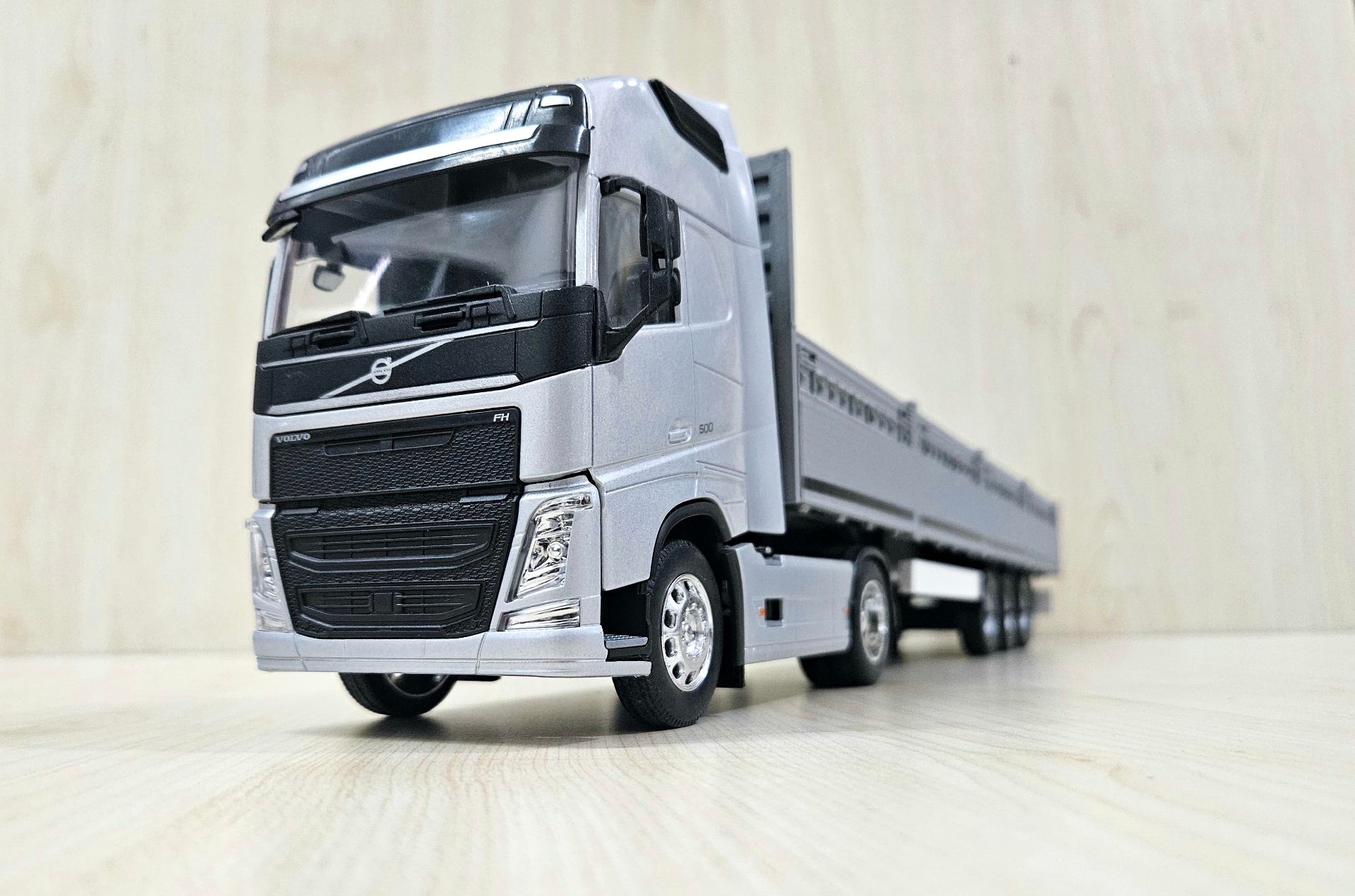 1/32 WELLY GRİ VOLVO FH4 GRİ SAL DORSELİ TIR MAKETİ