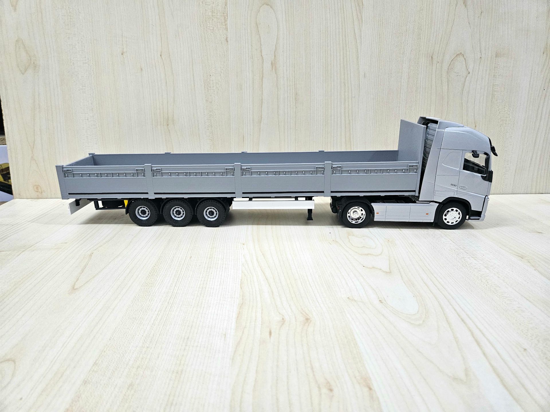 1/32 WELLY GRİ VOLVO FH4 GRİ SAL DORSELİ TIR MAKETİ