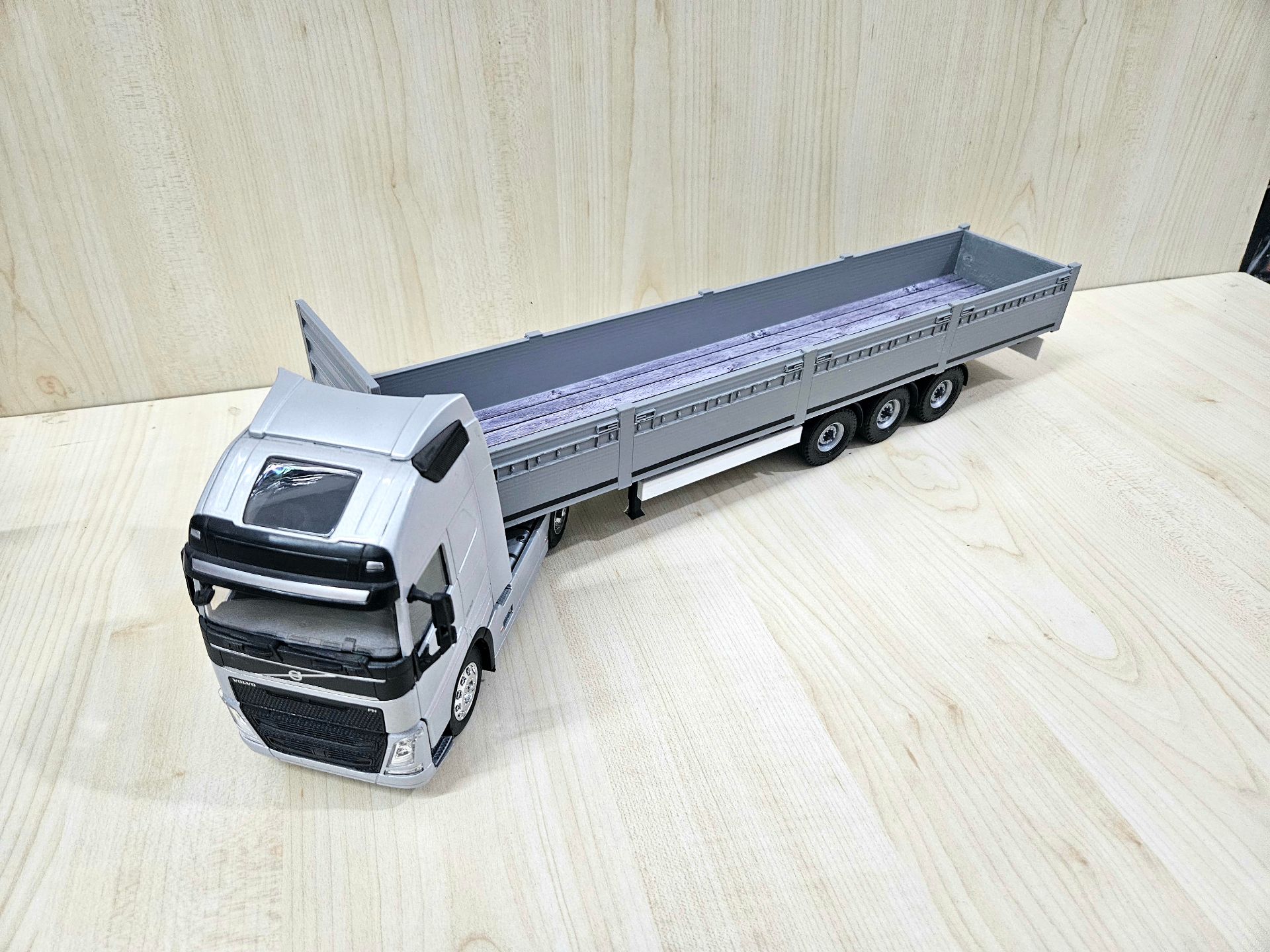 1/32 WELLY GRİ VOLVO FH4 GRİ SAL DORSELİ TIR MAKETİ