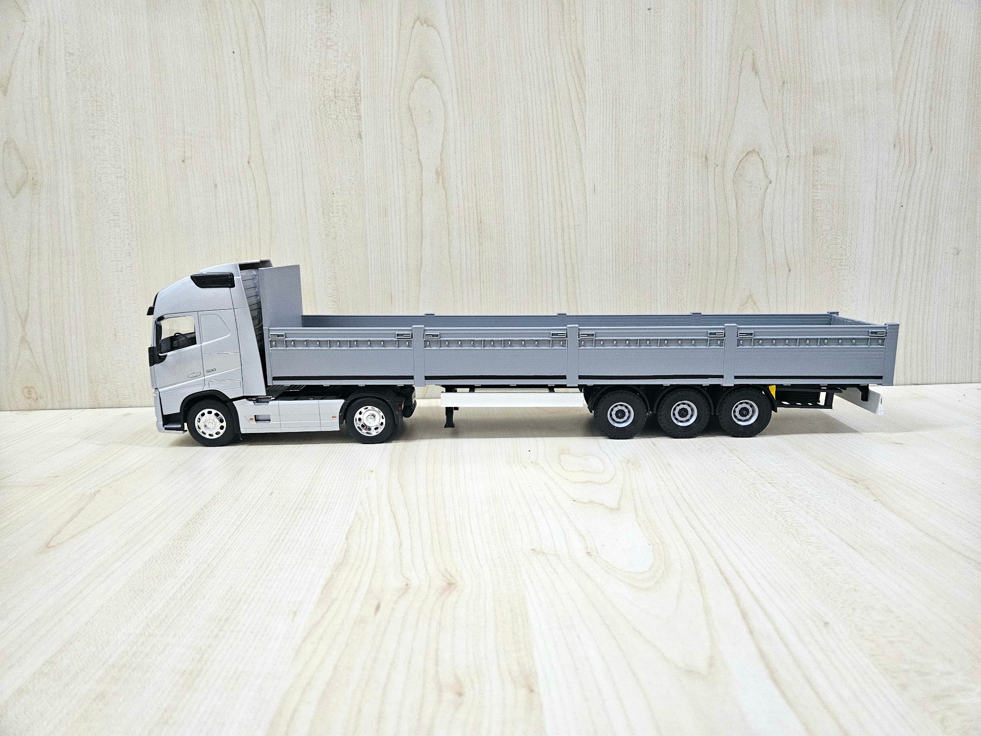 1/32 WELLY GRİ VOLVO FH4 GRİ SAL DORSELİ TIR MAKETİ
