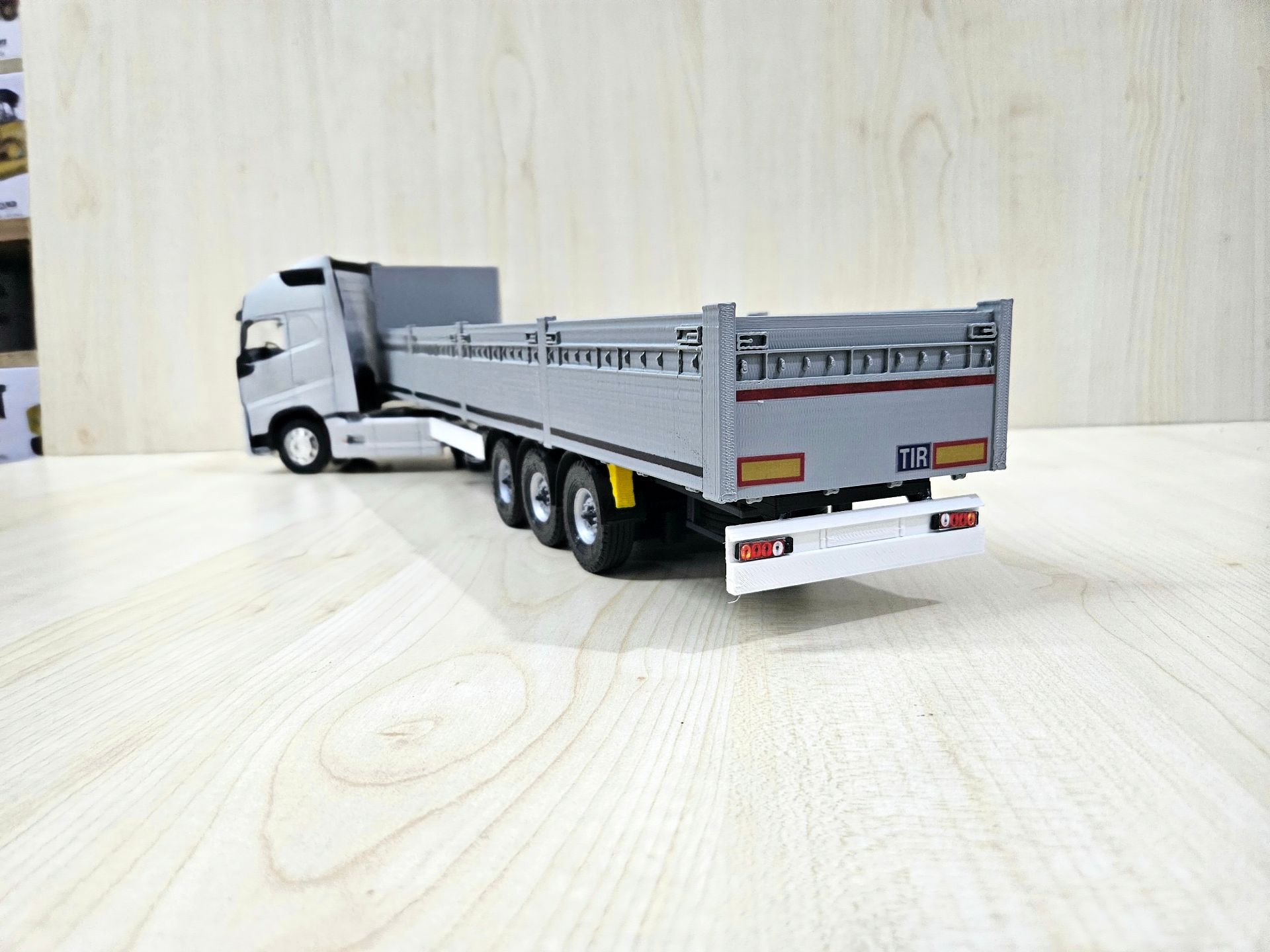 1/32 WELLY GRİ VOLVO FH4 GRİ SAL DORSELİ TIR MAKETİ