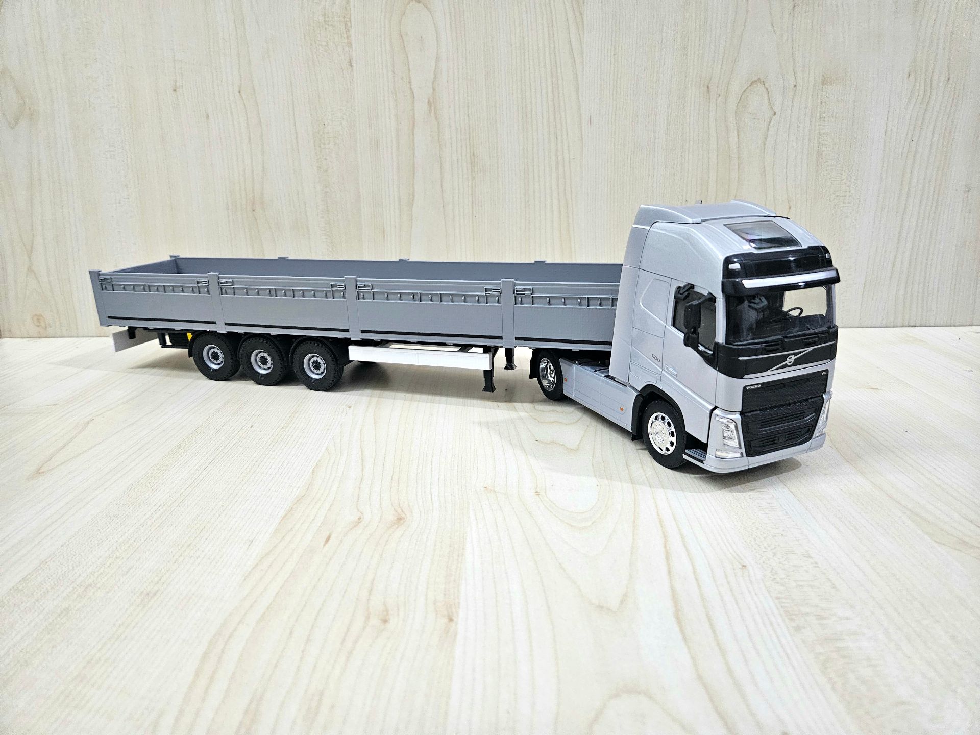 1/32 WELLY GRİ VOLVO FH4 GRİ SAL DORSELİ TIR MAKETİ