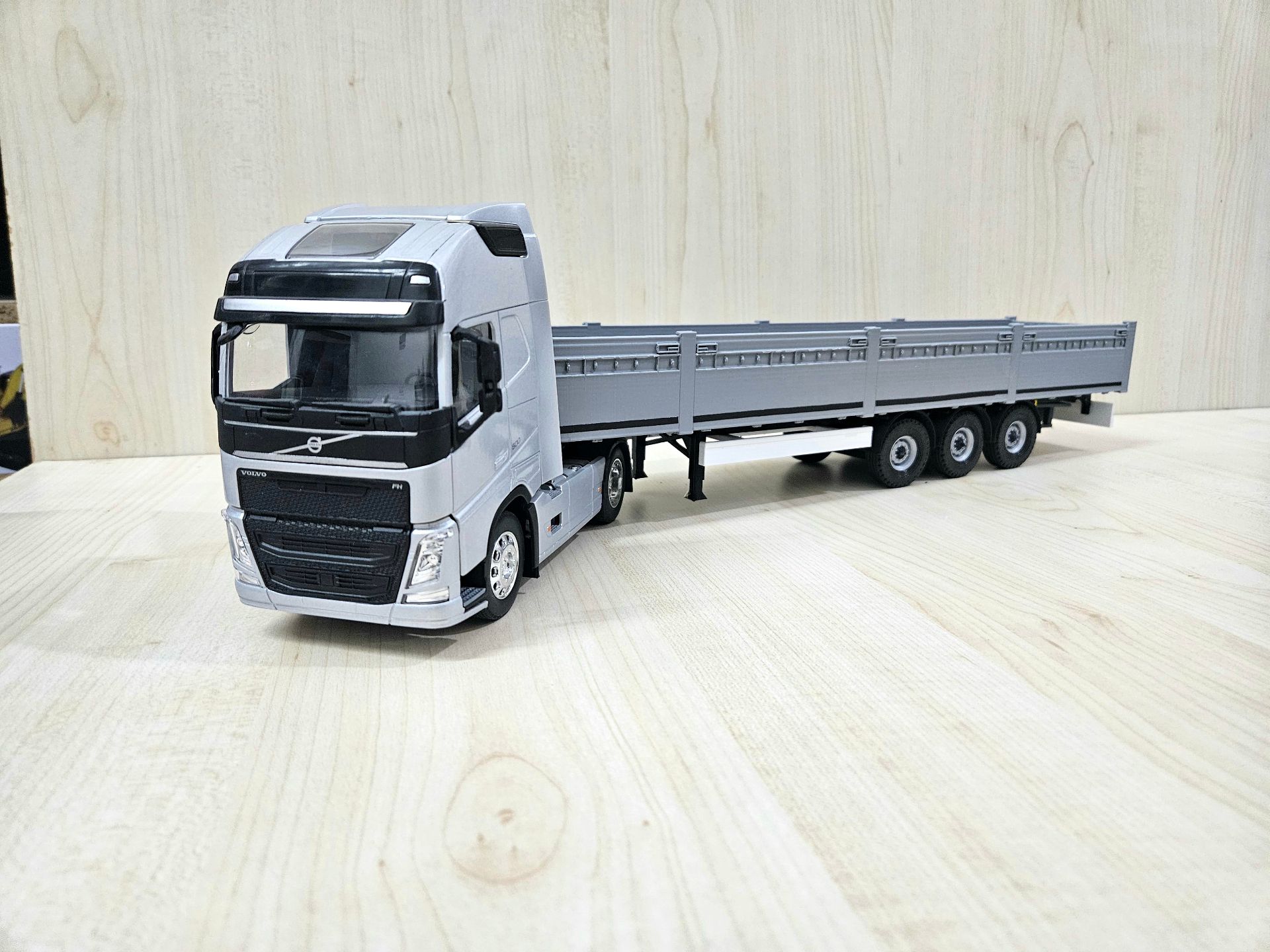1/32 WELLY GRİ VOLVO FH4 GRİ SAL DORSELİ TIR MAKETİ