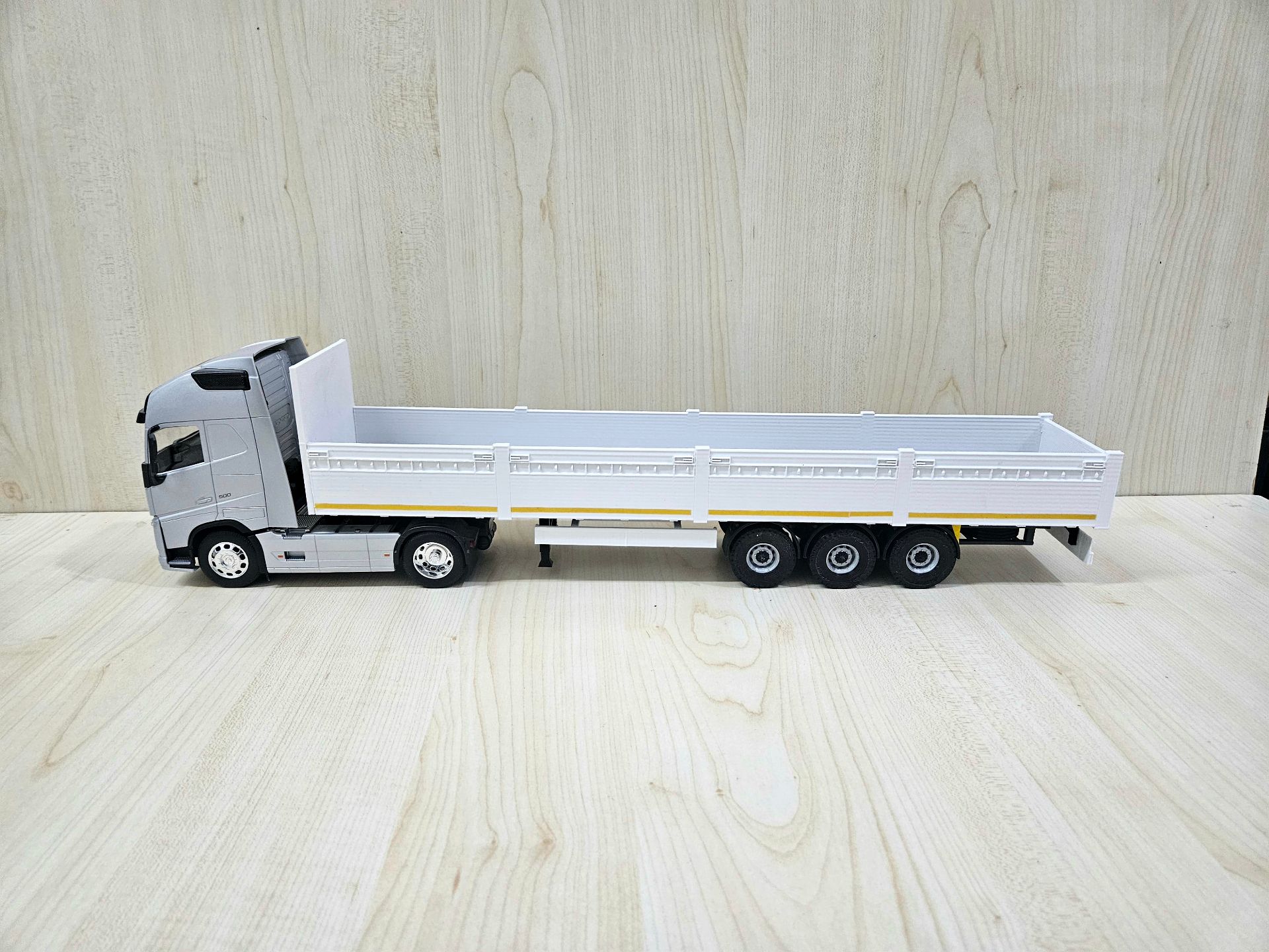 1/32 WELLY GRİ VOLVO FH4 BEYAZ SAL DORSELİ TIR MAKETİ
