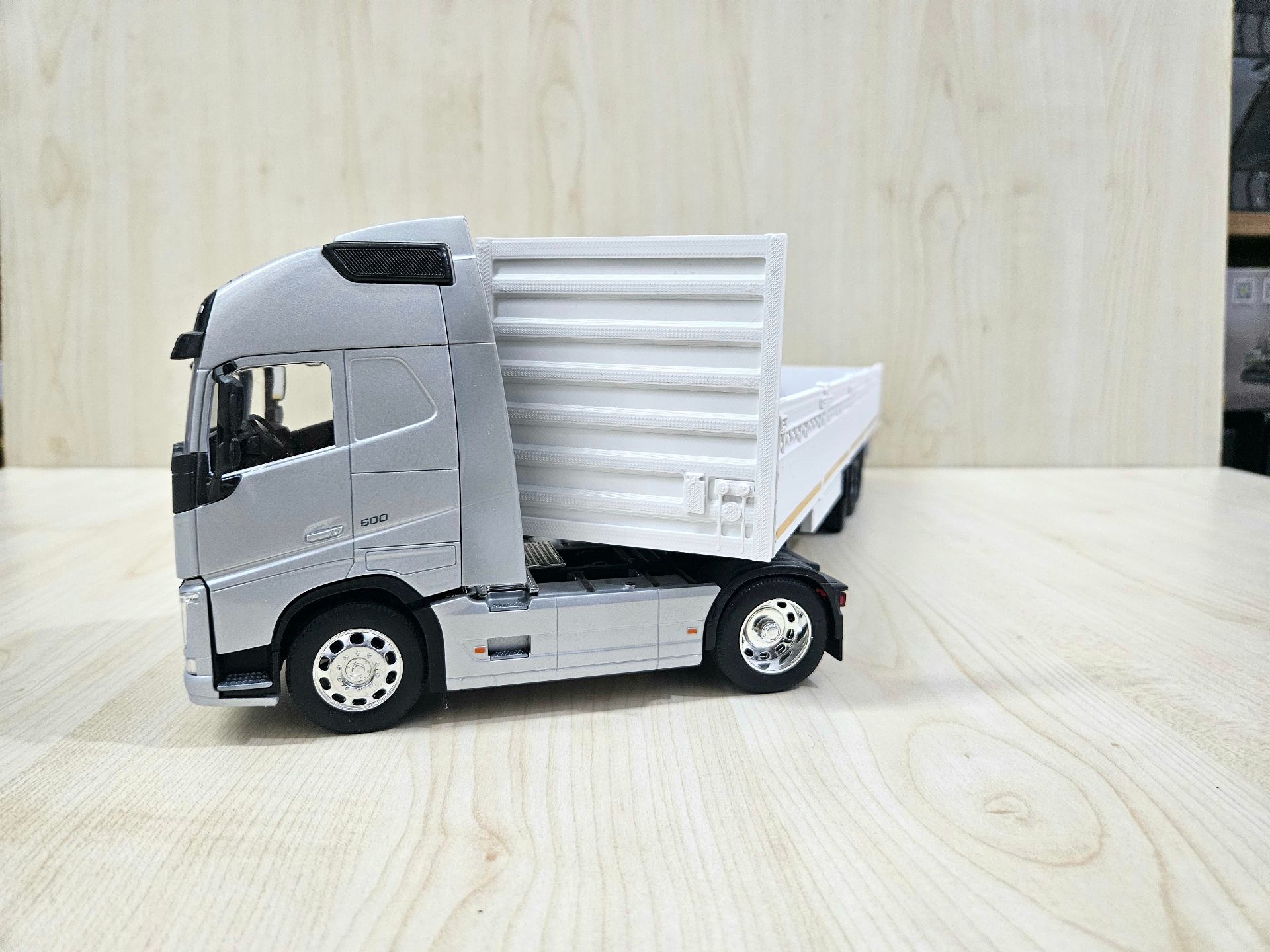 1/32 WELLY GRİ VOLVO FH4 BEYAZ SAL DORSELİ TIR MAKETİ