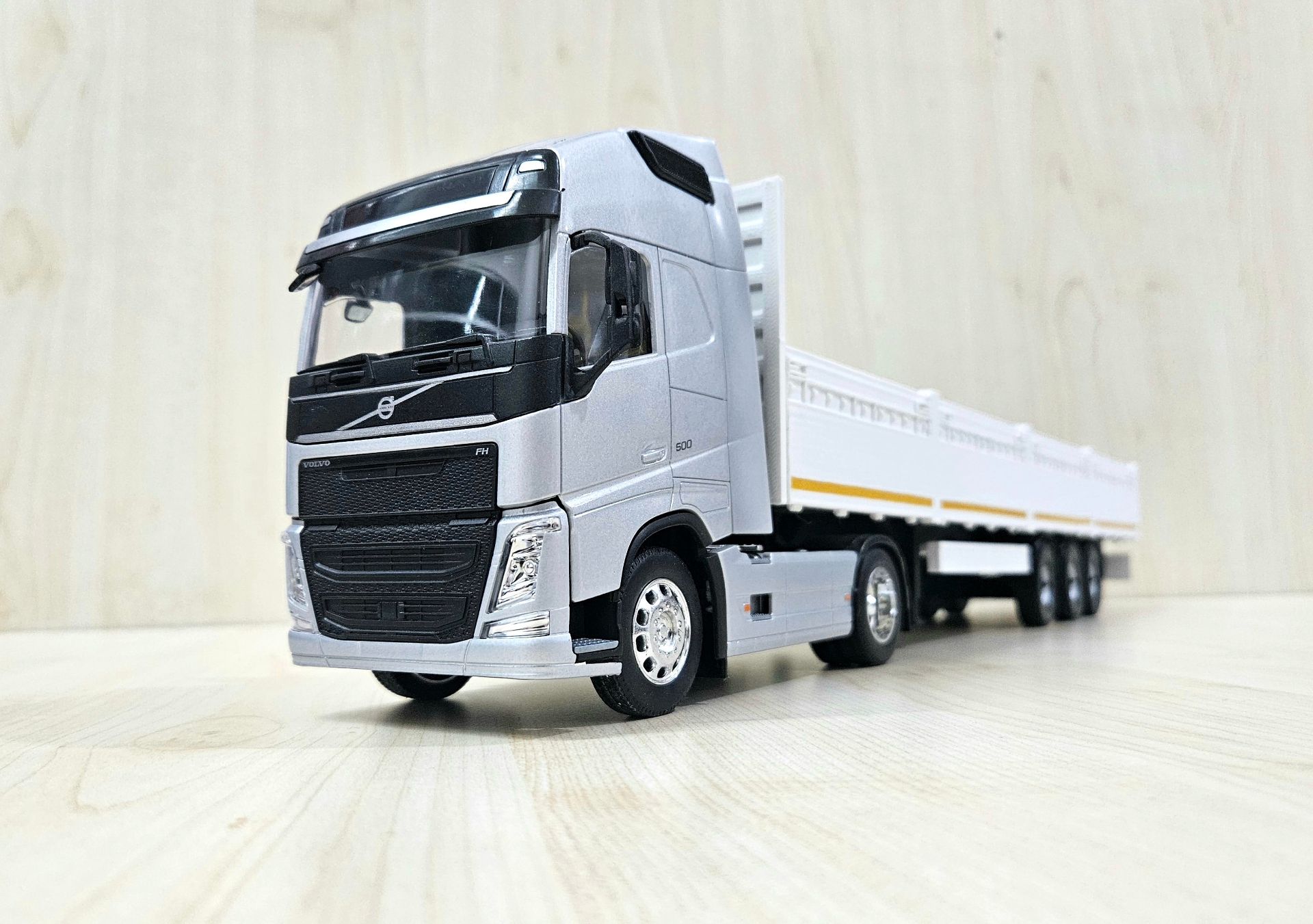 1/32 WELLY GRİ VOLVO FH4 BEYAZ SAL DORSELİ TIR MAKETİ