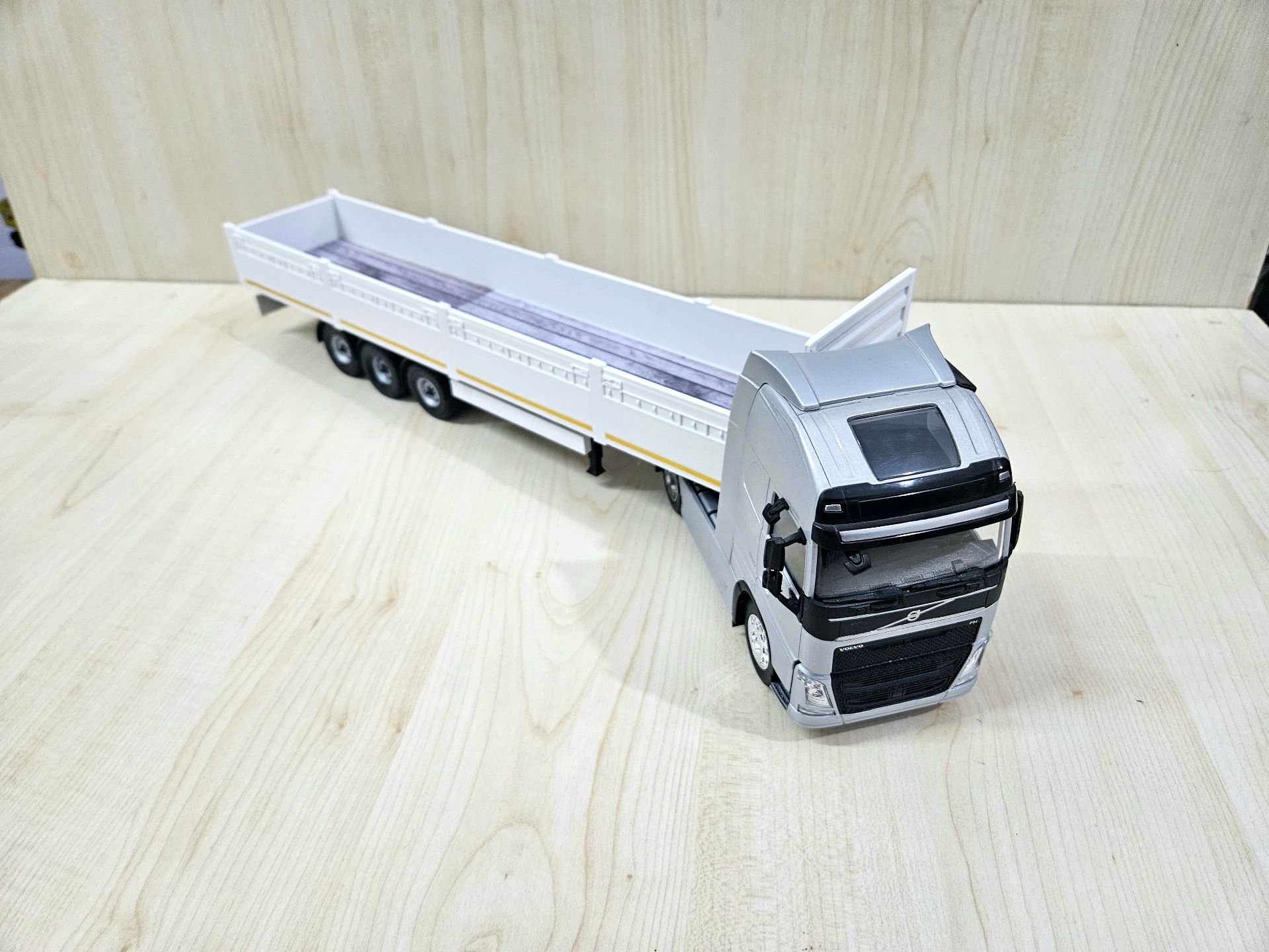 1/32 WELLY GRİ VOLVO FH4 BEYAZ SAL DORSELİ TIR MAKETİ