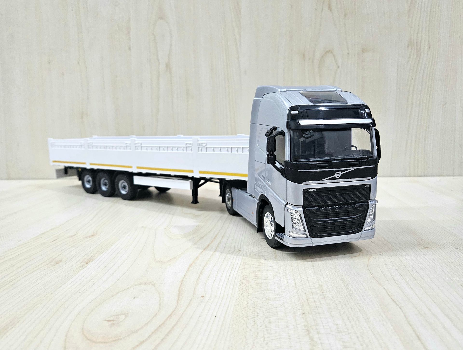 1/32 WELLY GRİ VOLVO FH4 BEYAZ SAL DORSELİ TIR MAKETİ