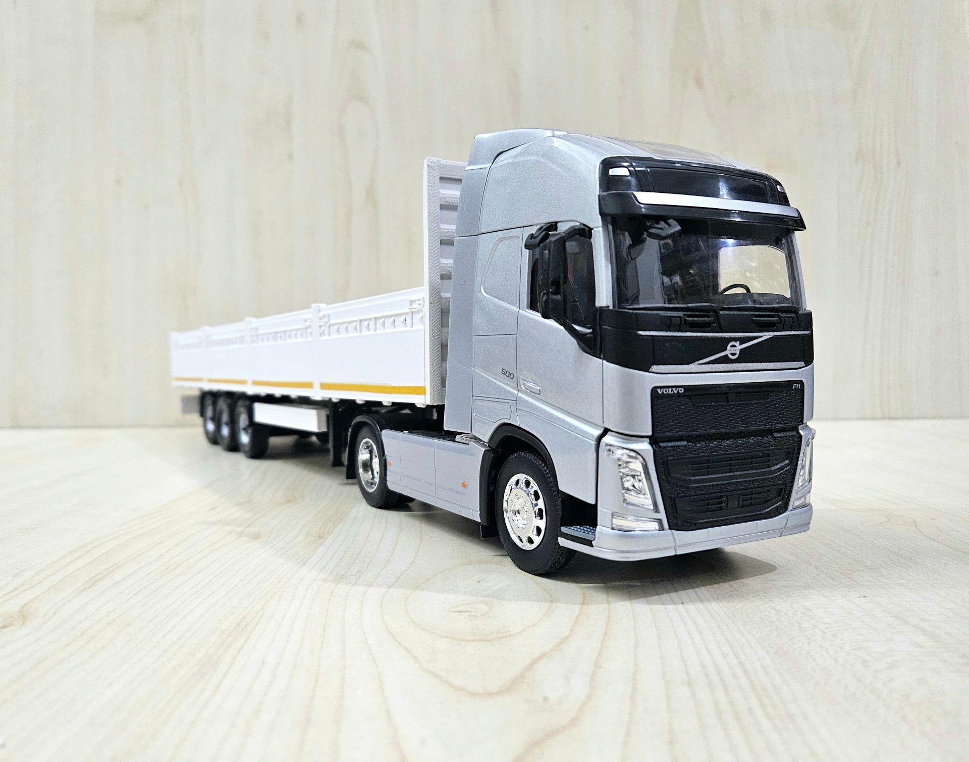 1/32 WELLY GRİ VOLVO FH4 BEYAZ SAL DORSELİ TIR MAKETİ
