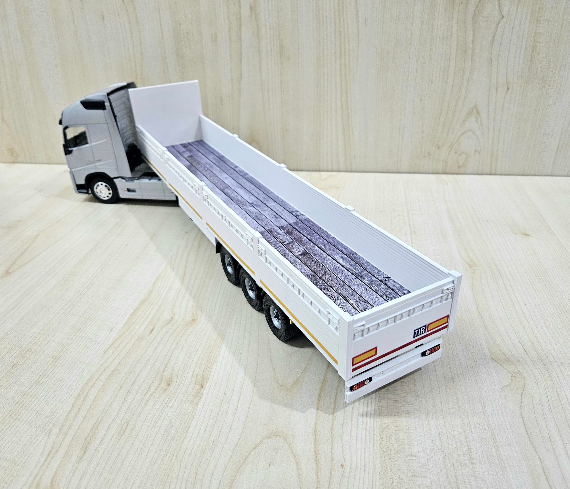 1/32 WELLY GRİ VOLVO FH4 BEYAZ SAL DORSELİ TIR MAKETİ