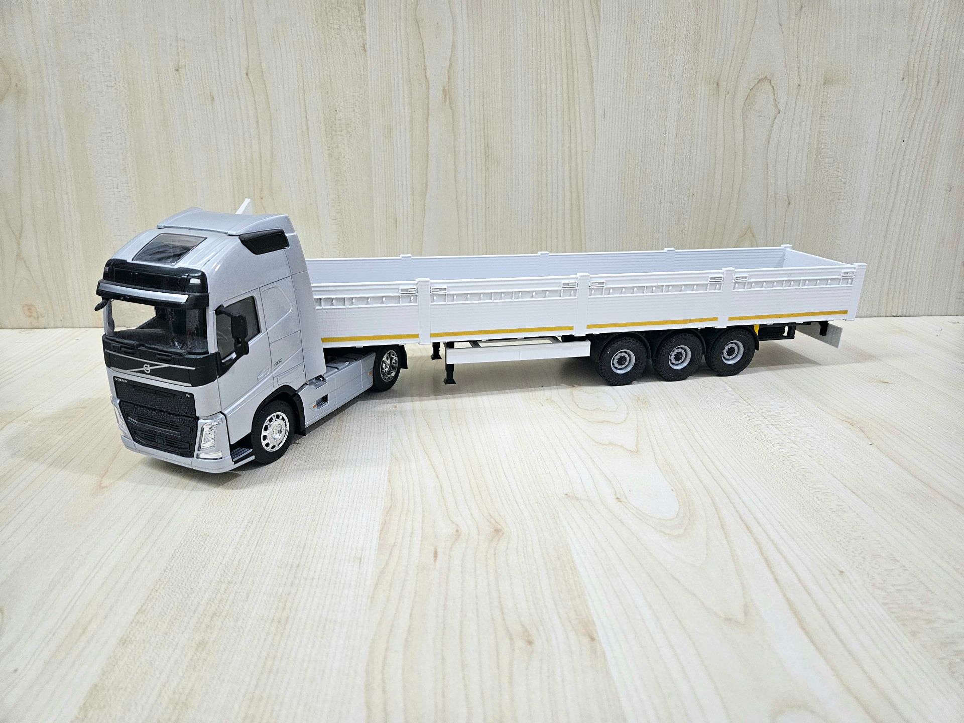 1/32 WELLY GRİ VOLVO FH4 BEYAZ SAL DORSELİ TIR MAKETİ