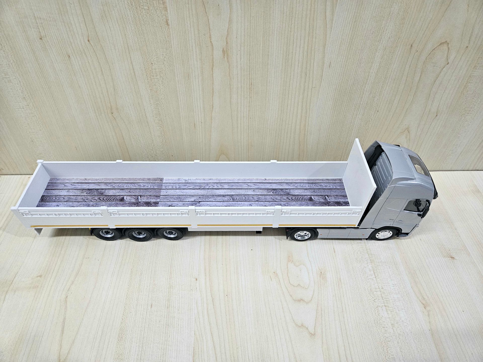 1/32 WELLY GRİ VOLVO FH4 BEYAZ SAL DORSELİ TIR MAKETİ