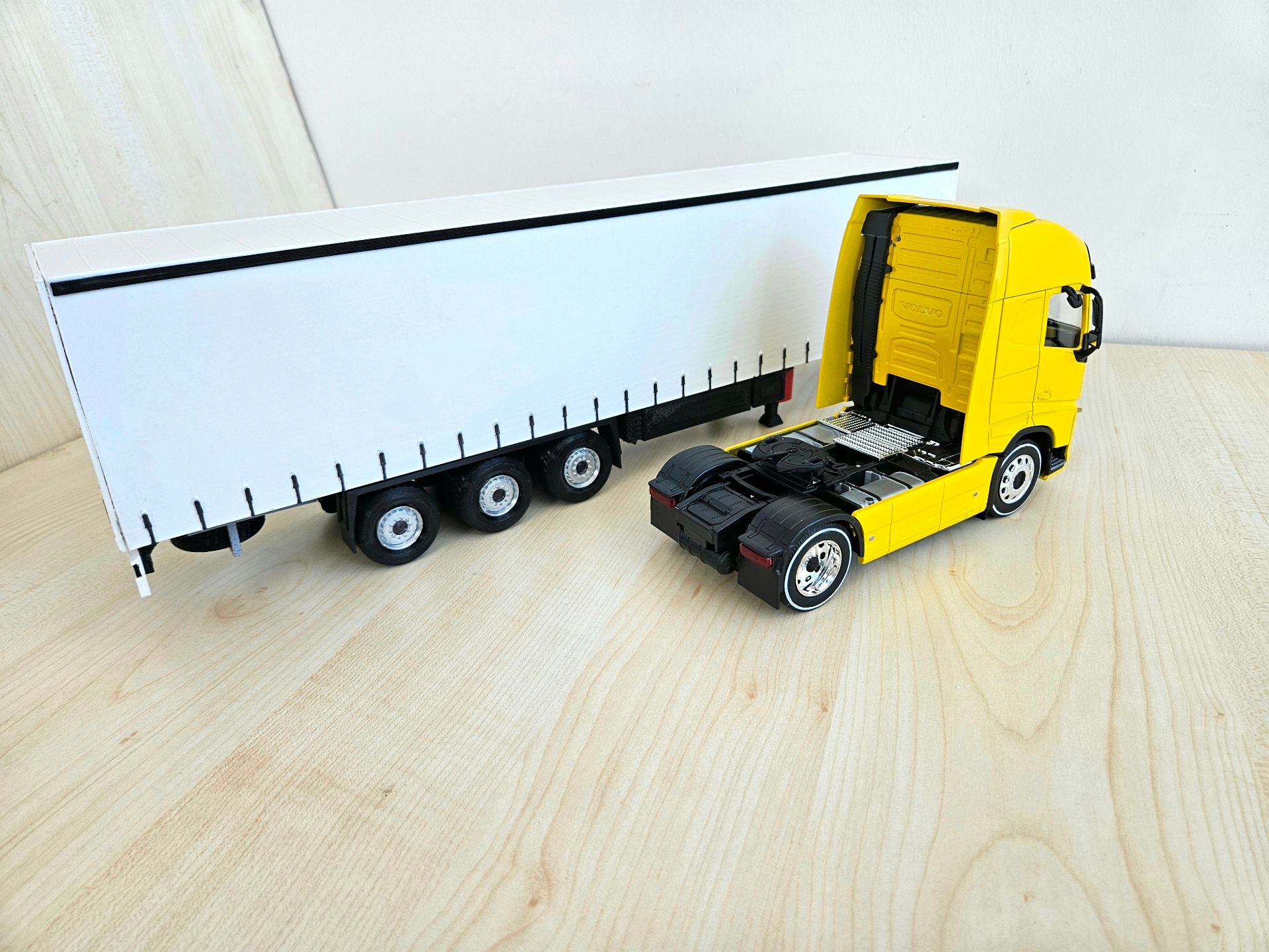 1/32 WELLY SARI VOLVO FH4 TENTE DORSELİ TIR MAKETİ