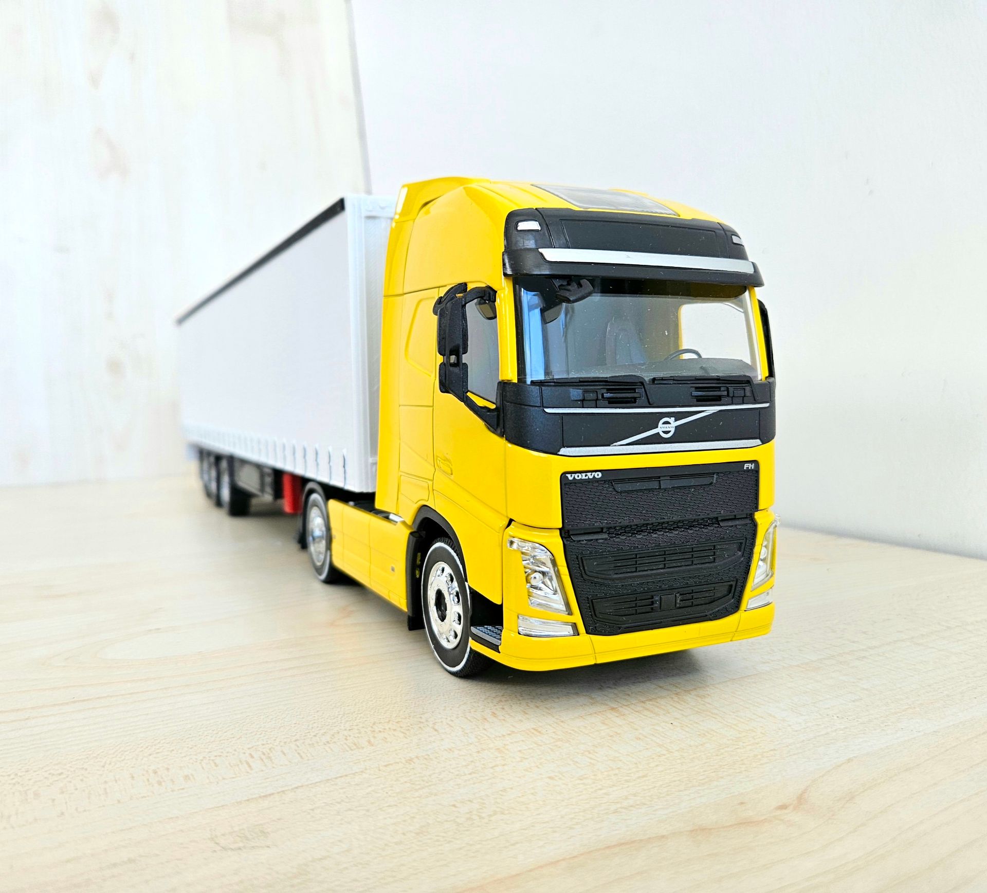 1/32 WELLY SARI VOLVO FH4 TENTE DORSELİ TIR MAKETİ