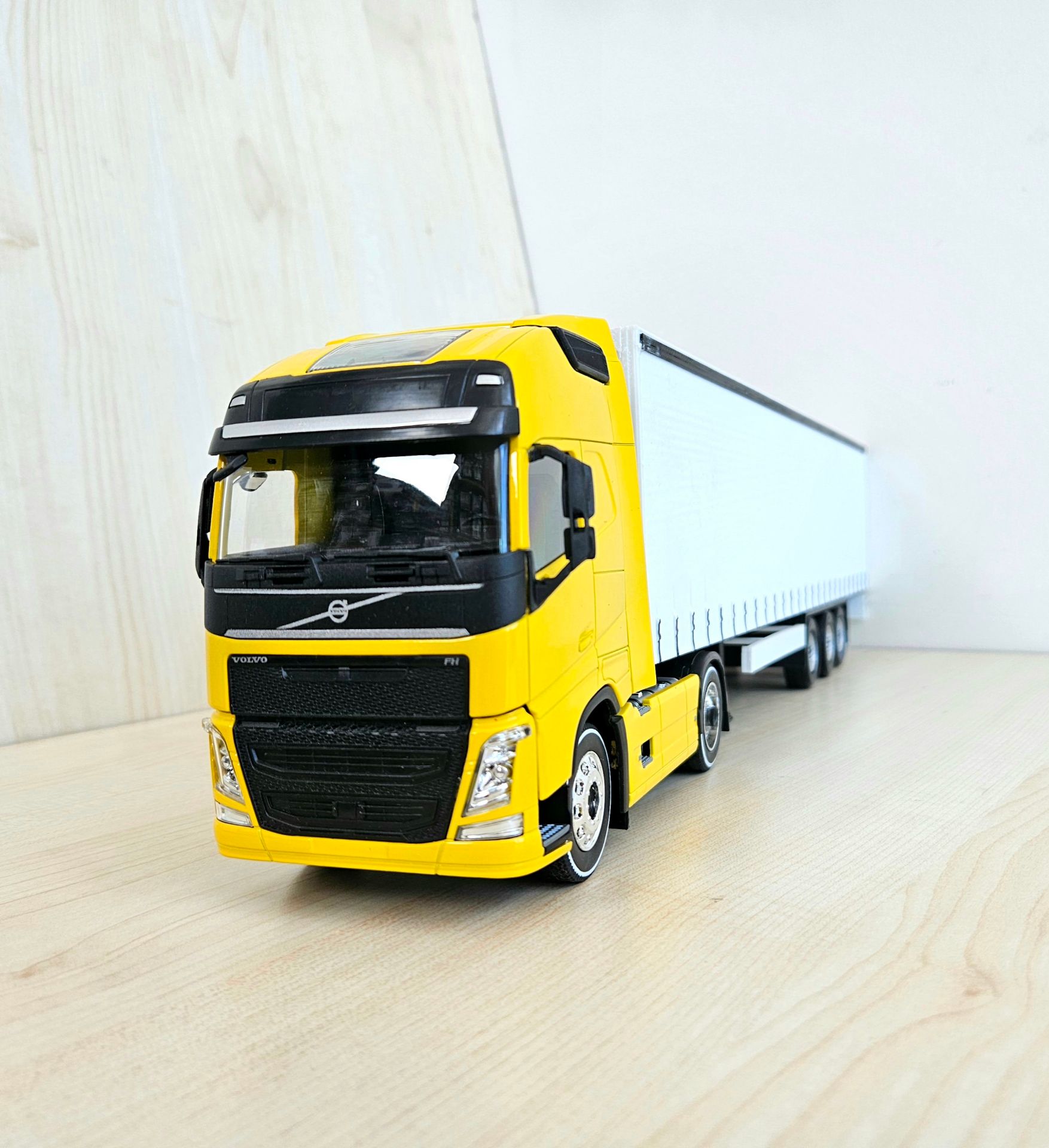 1/32 WELLY SARI VOLVO FH4 TENTE DORSELİ TIR MAKETİ