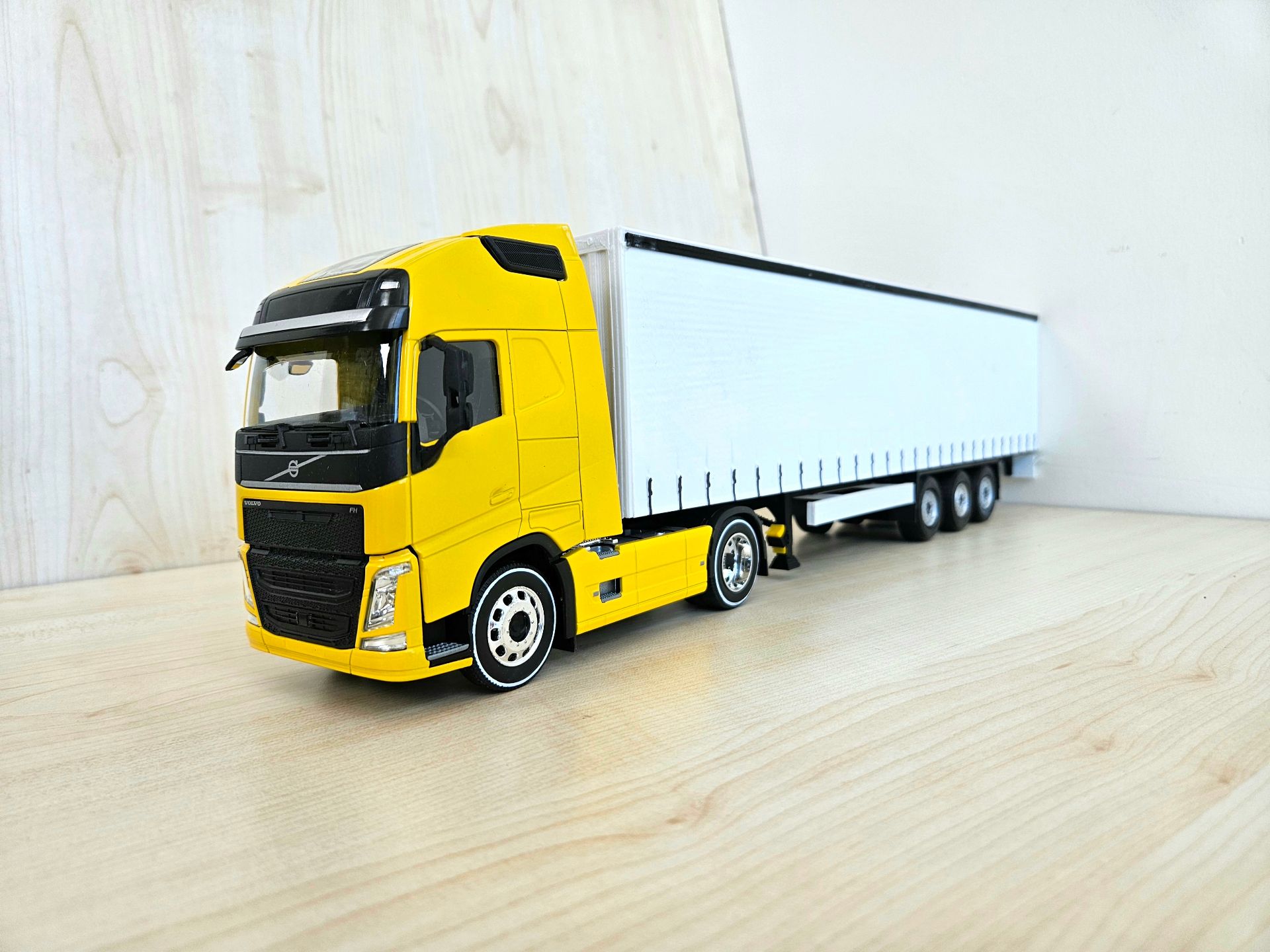 1/32 WELLY SARI VOLVO FH4 TENTE DORSELİ TIR MAKETİ