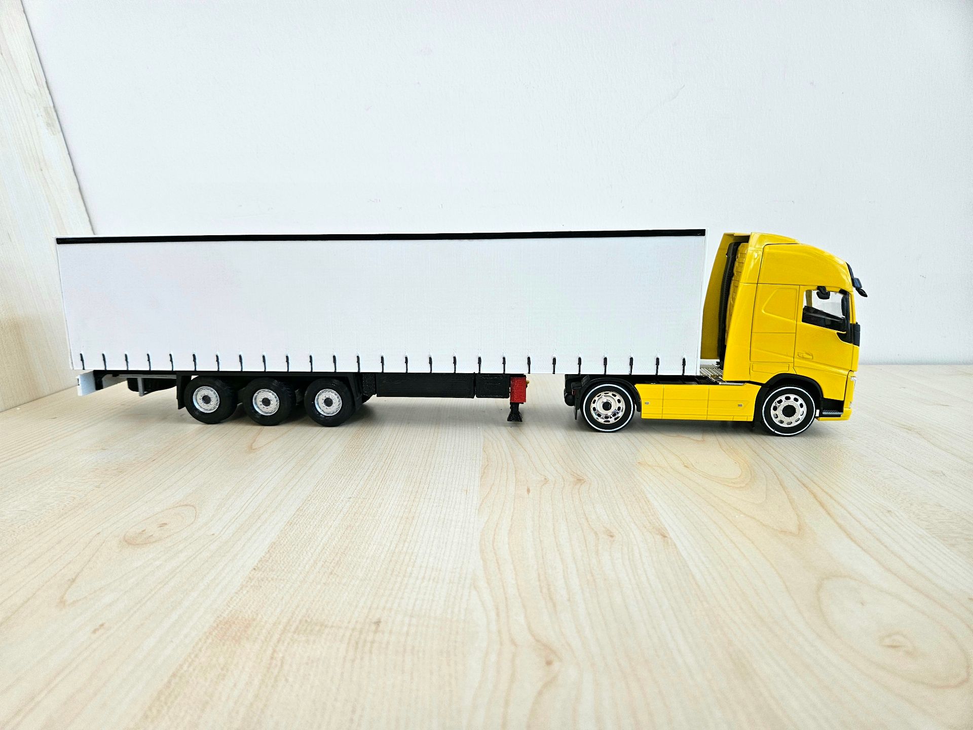 1/32 WELLY SARI VOLVO FH4 TENTE DORSELİ TIR MAKETİ