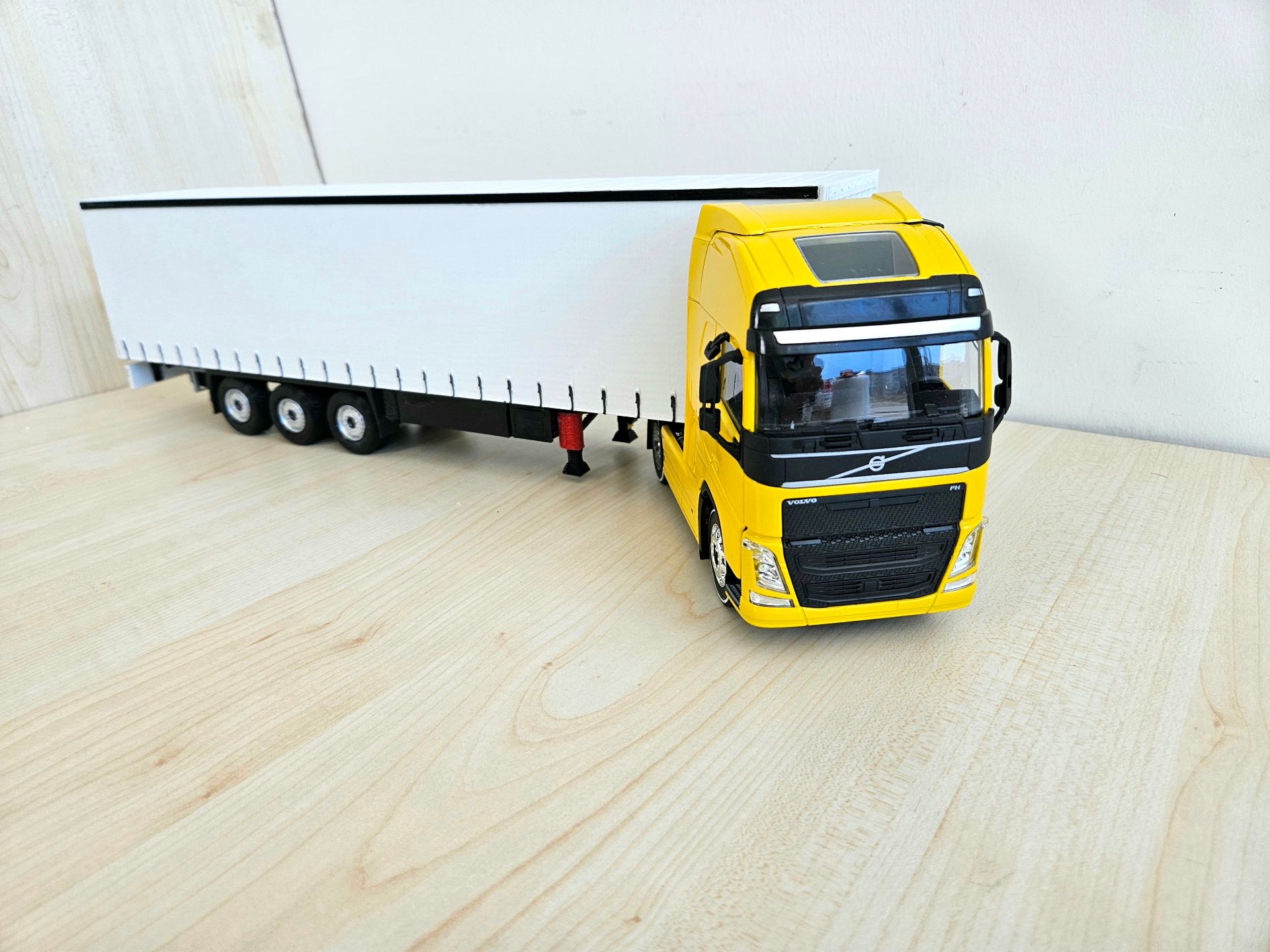 1/32 WELLY SARI VOLVO FH4 TENTE DORSELİ TIR MAKETİ