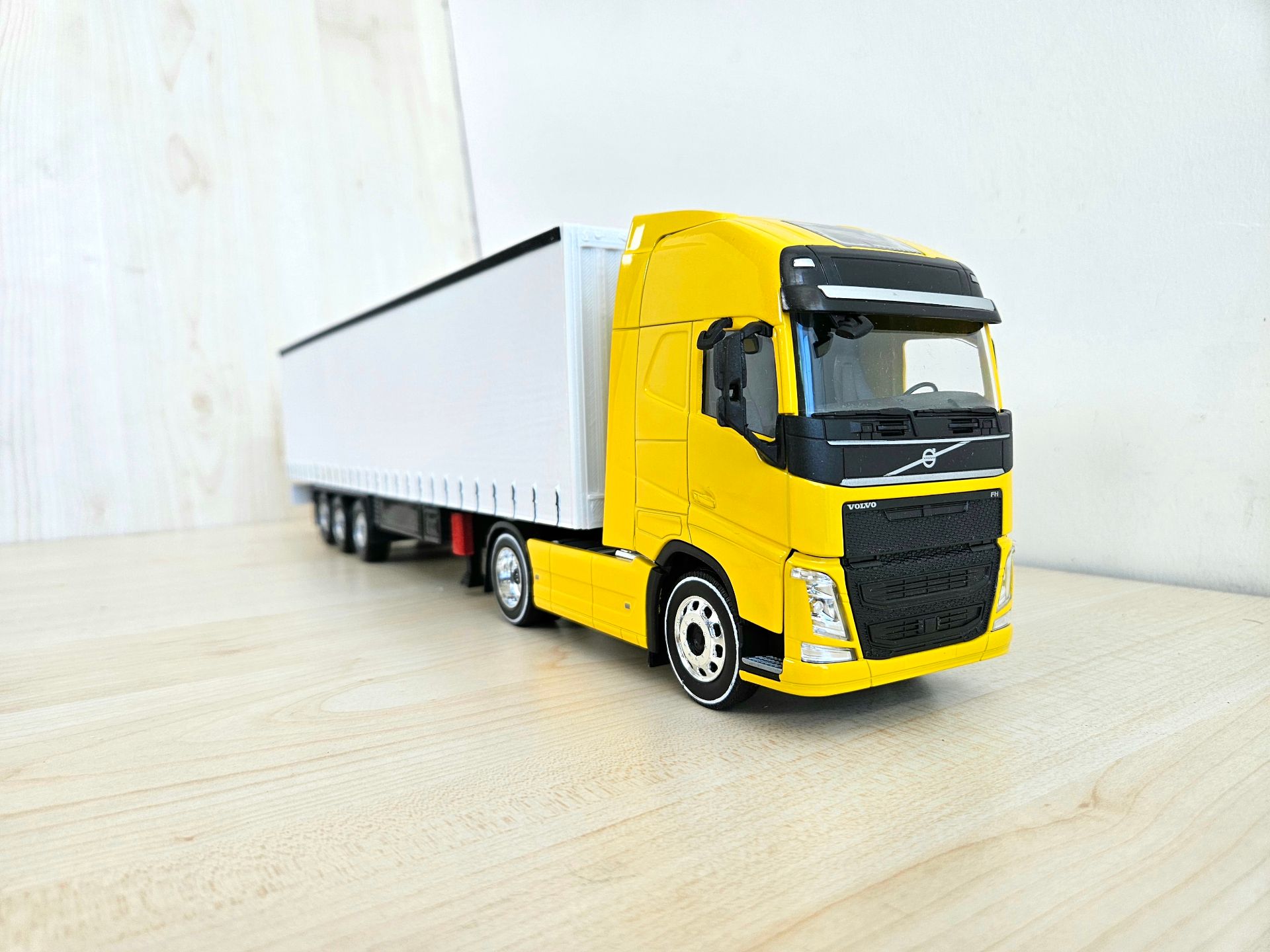 1/32 WELLY SARI VOLVO FH4 TENTE DORSELİ TIR MAKETİ