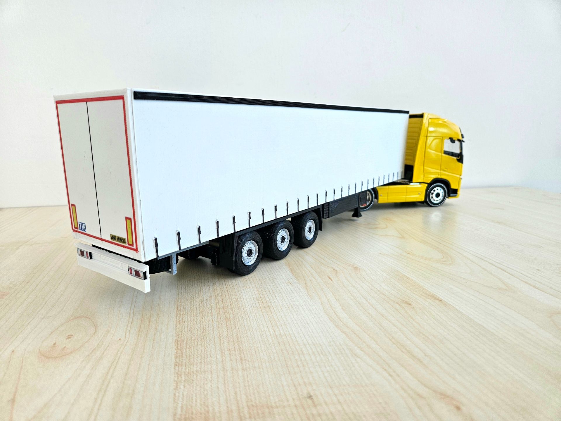 1/32 WELLY SARI VOLVO FH4 TENTE DORSELİ TIR MAKETİ