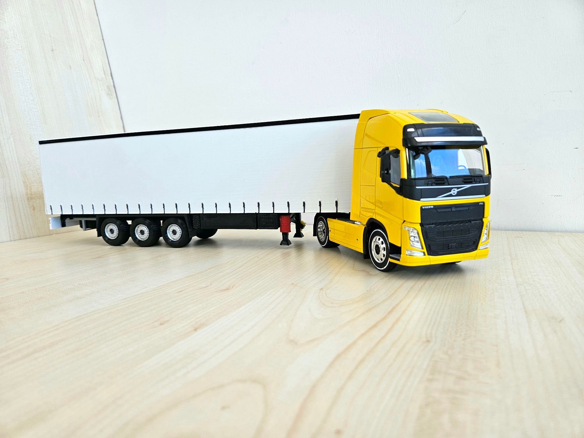 1/32 WELLY SARI VOLVO FH4 TENTE DORSELİ TIR MAKETİ