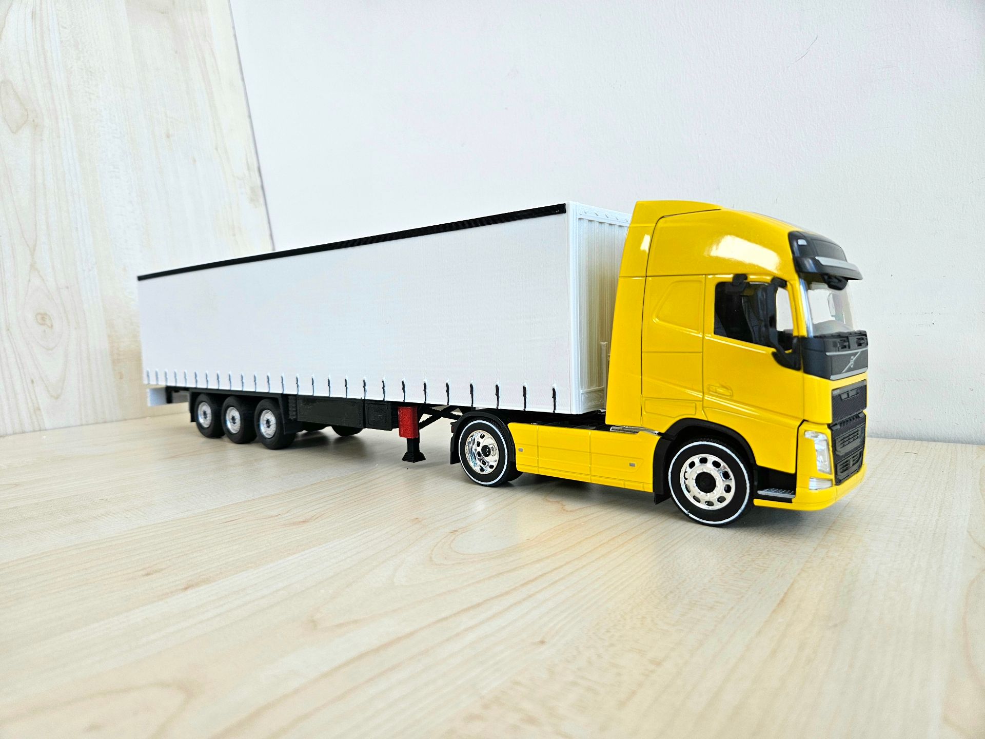 1/32 WELLY SARI VOLVO FH4 TENTE DORSELİ TIR MAKETİ