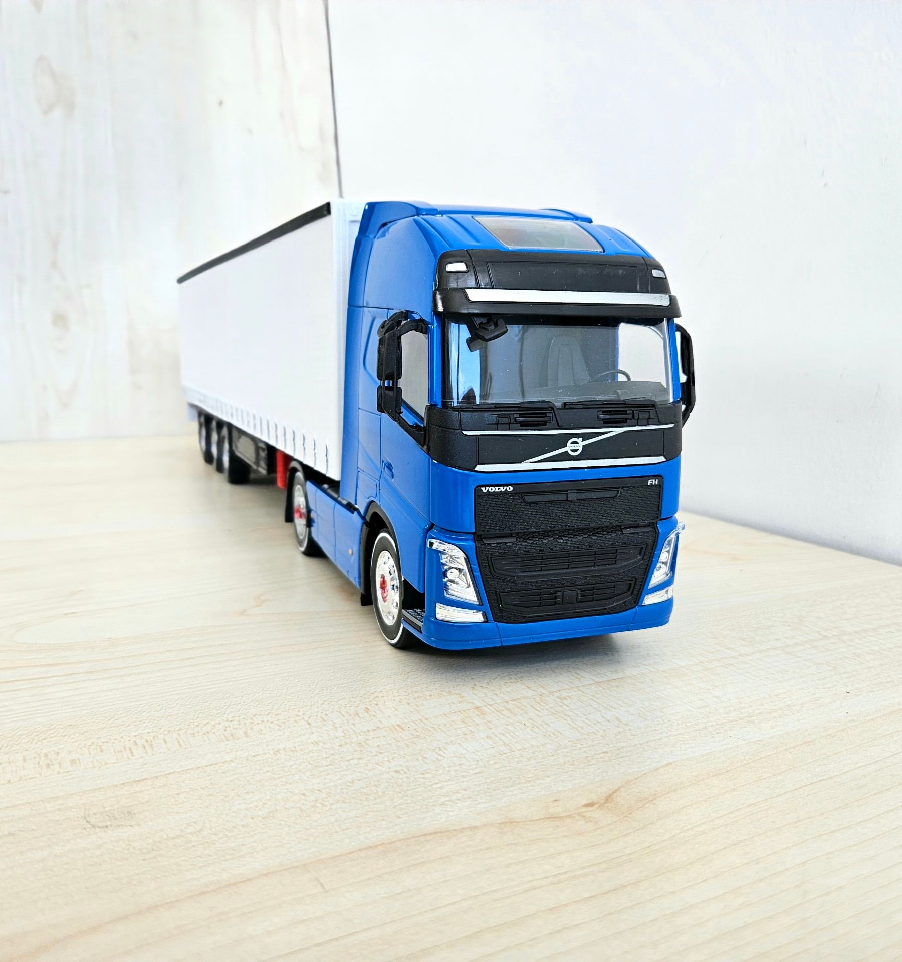 1/32 WELLY MAVİ VOLVO FH4 TENTE DORSELİ TIR MAKETİ