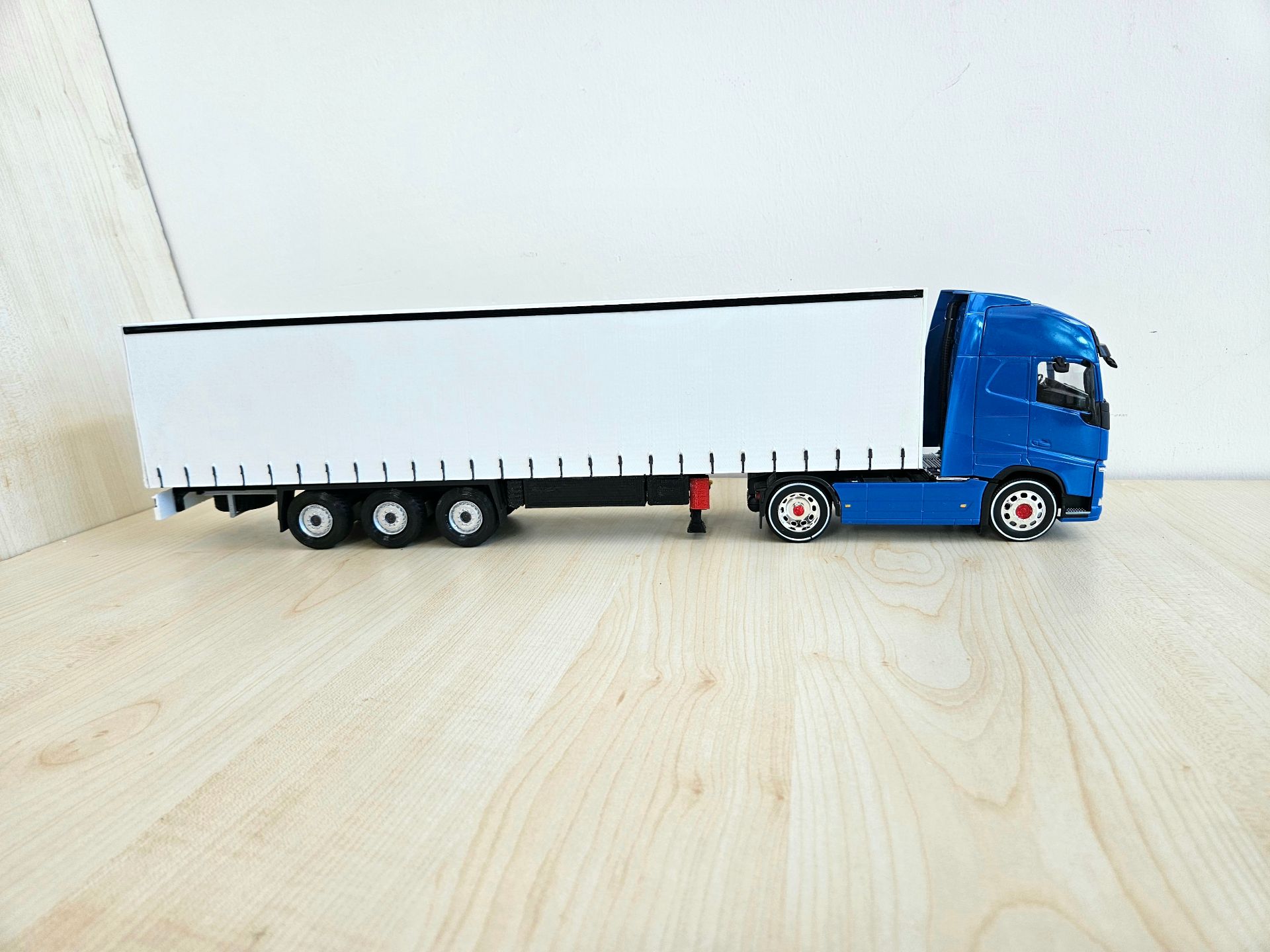 1/32 WELLY MAVİ VOLVO FH4 TENTE DORSELİ TIR MAKETİ