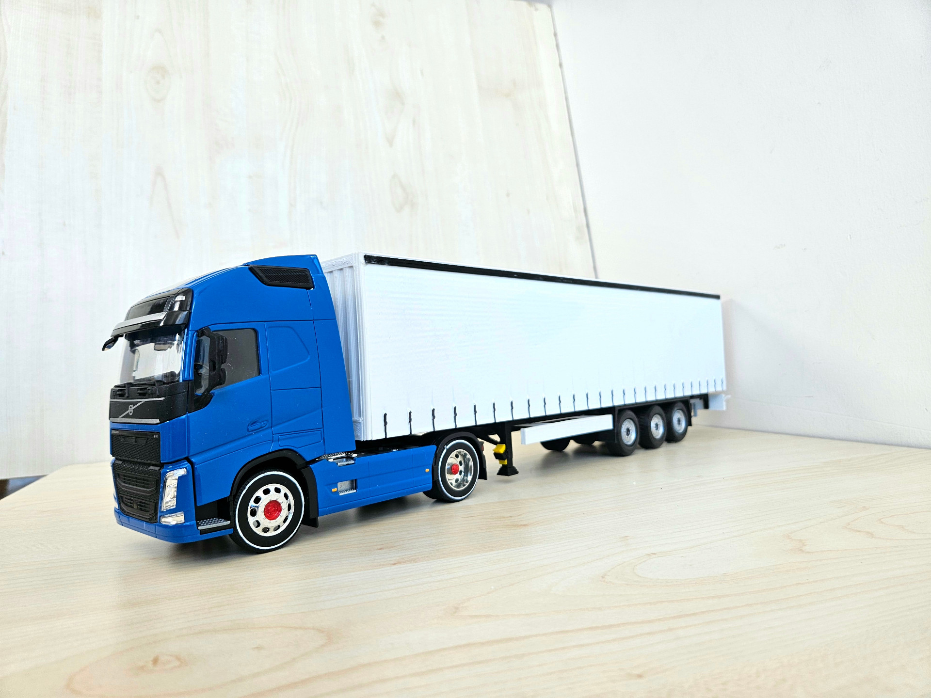 1/32 WELLY MAVİ VOLVO FH4 TENTE DORSELİ TIR MAKETİ