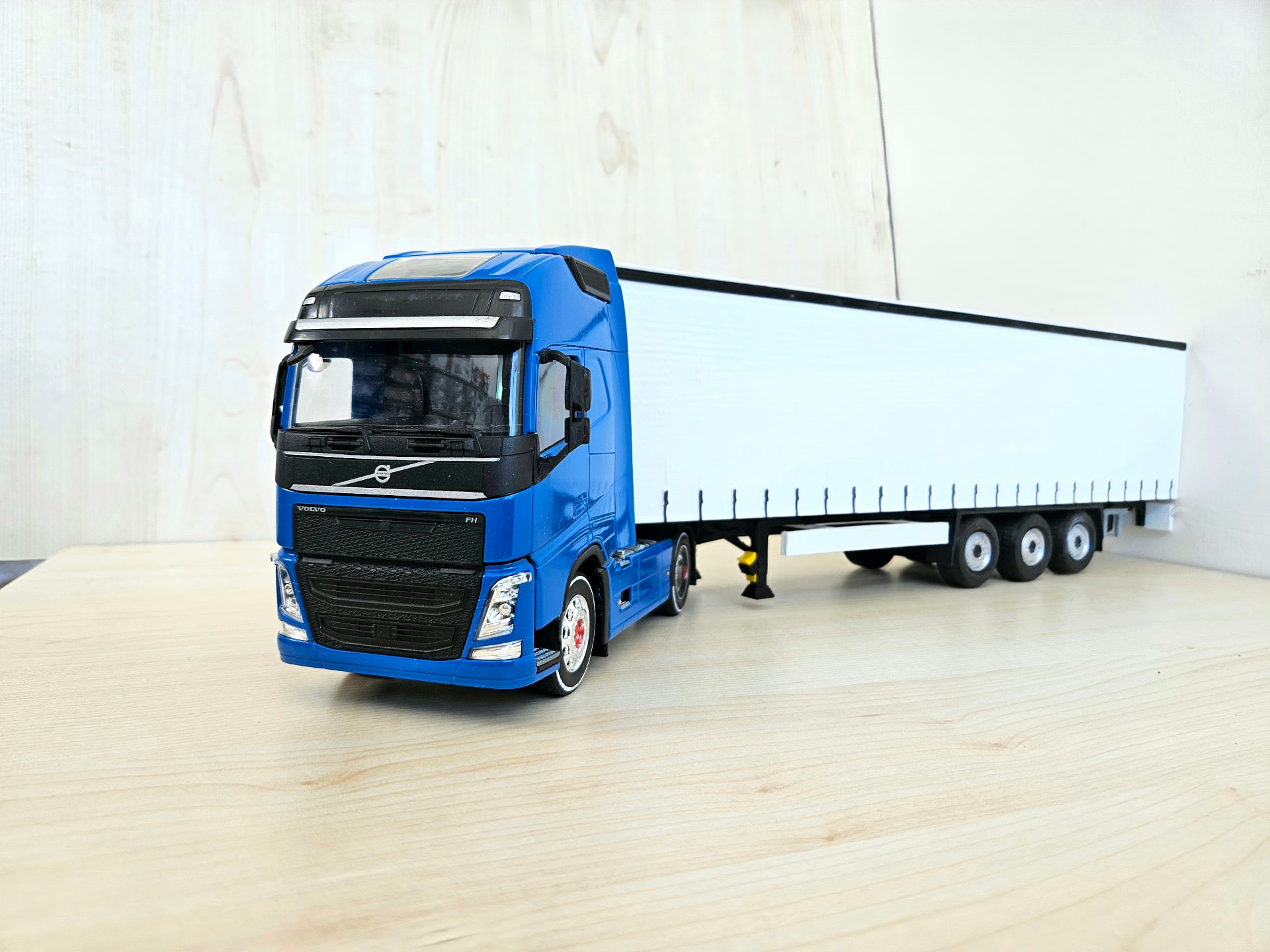 1/32 WELLY MAVİ VOLVO FH4 TENTE DORSELİ TIR MAKETİ